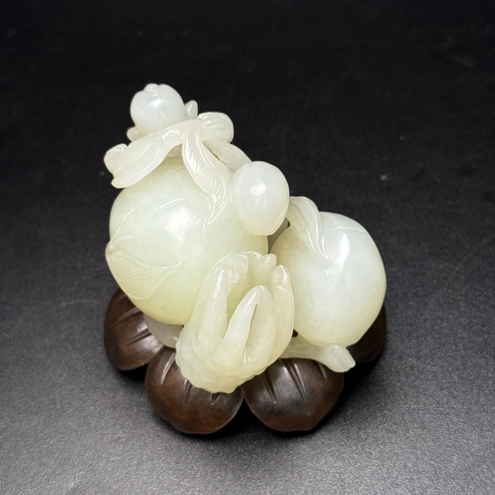 An Exquisite White Jade Pomegranate Ornament: An Exquisite White Jade Pomegranate Ornament,Qing Dynasty,China,Size:2.5inx1.7inx1.6in,Weight:122g 白玉石榴摆件,中国清代