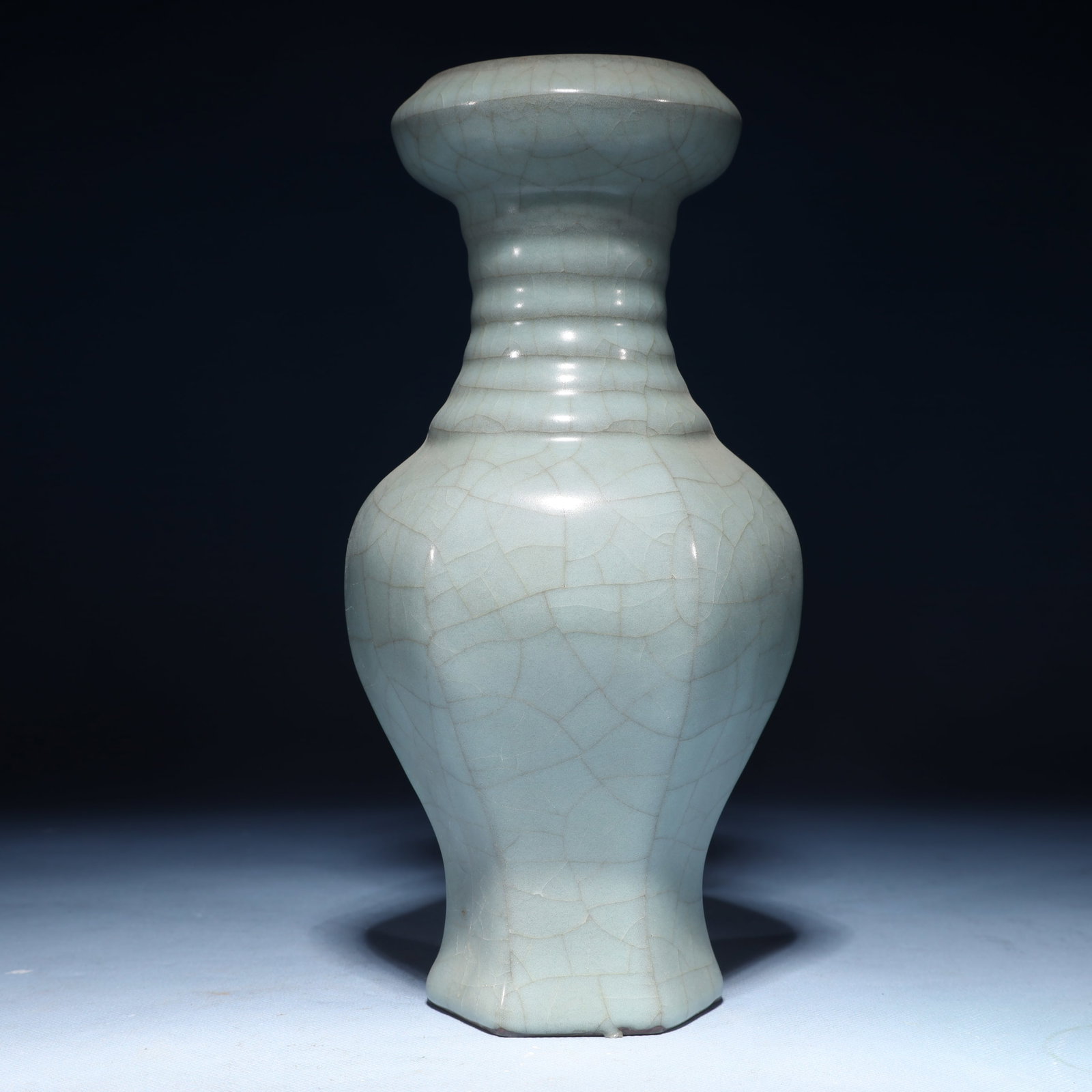 An Exquisite Guan yao Vase: An Exquisite Guan yao Vase Guan yao Vase,Song Dynasty,China,With Mark,Size:4.7inx9.8in,Weight:1000g 官窑瓶,中国宋代,带款