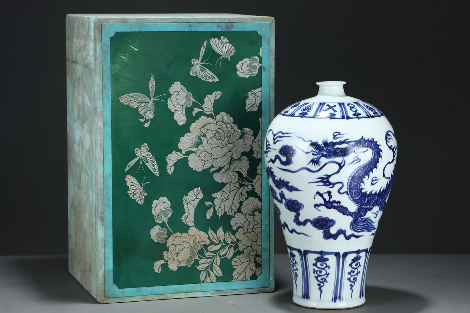 A Huge Blue and White Auspicious Cloud and Dragon Pattern Vase: A Huge Blue and White Auspicious Cloud and Dragon Pattern Vase,Yuan Dynasty,China,Size:16.9inx10in 青花祥云龙纹瓶,中国元代