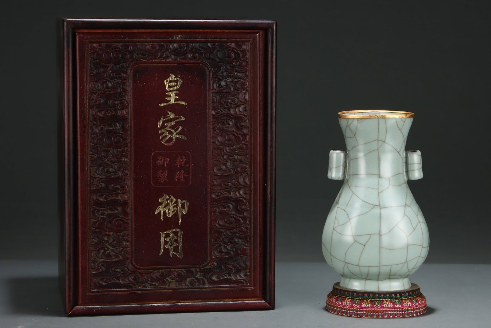An Exquisite Guan yao Cover with Gold Double-Ears Vase: An Exquisite Guan yao Cover with Gold Double-Ears Vase,Song Dynasty,China,Size:8.5inx5.2in 官窑包金双耳瓶,中国宋代
