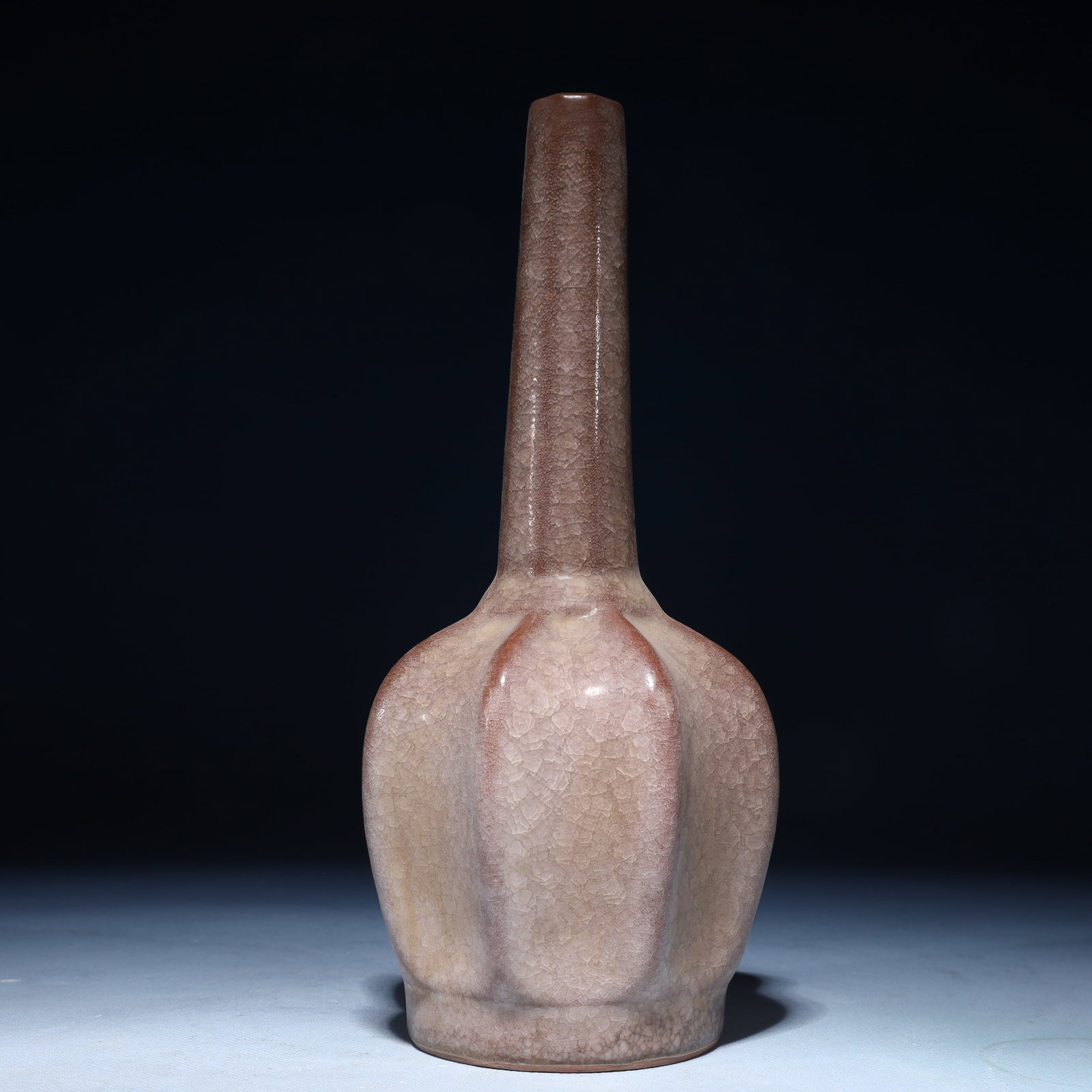 An Exquisite Guan yao Vase: An Exquisite Guan yao Vase Guan yao Vase,Song Dynasty,China,Size:5.1inx9.8in,Weight:500g 官窑瓶,中国宋代