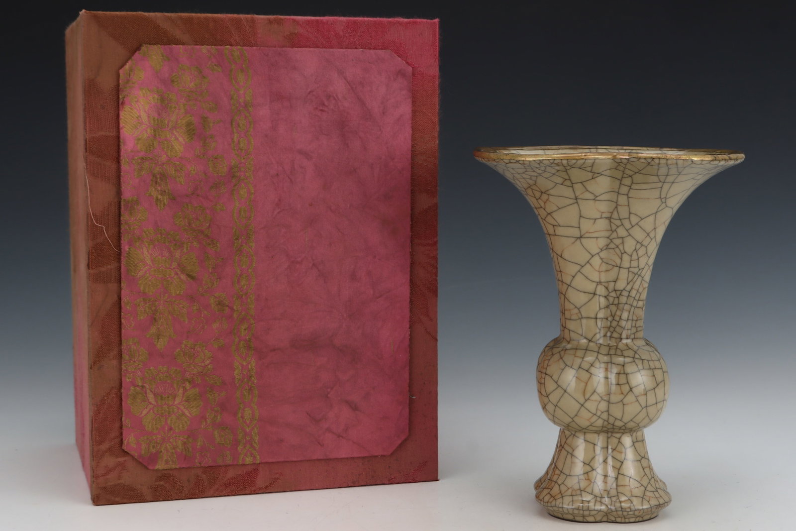An Exquisite Ge yao Yellow Glazed Vase: An Exquisite Ge yao Yellow Glazed Vase,Song Dynasty,China,Size:8.9inx7.1in 哥窑黄釉瓶,中国宋代