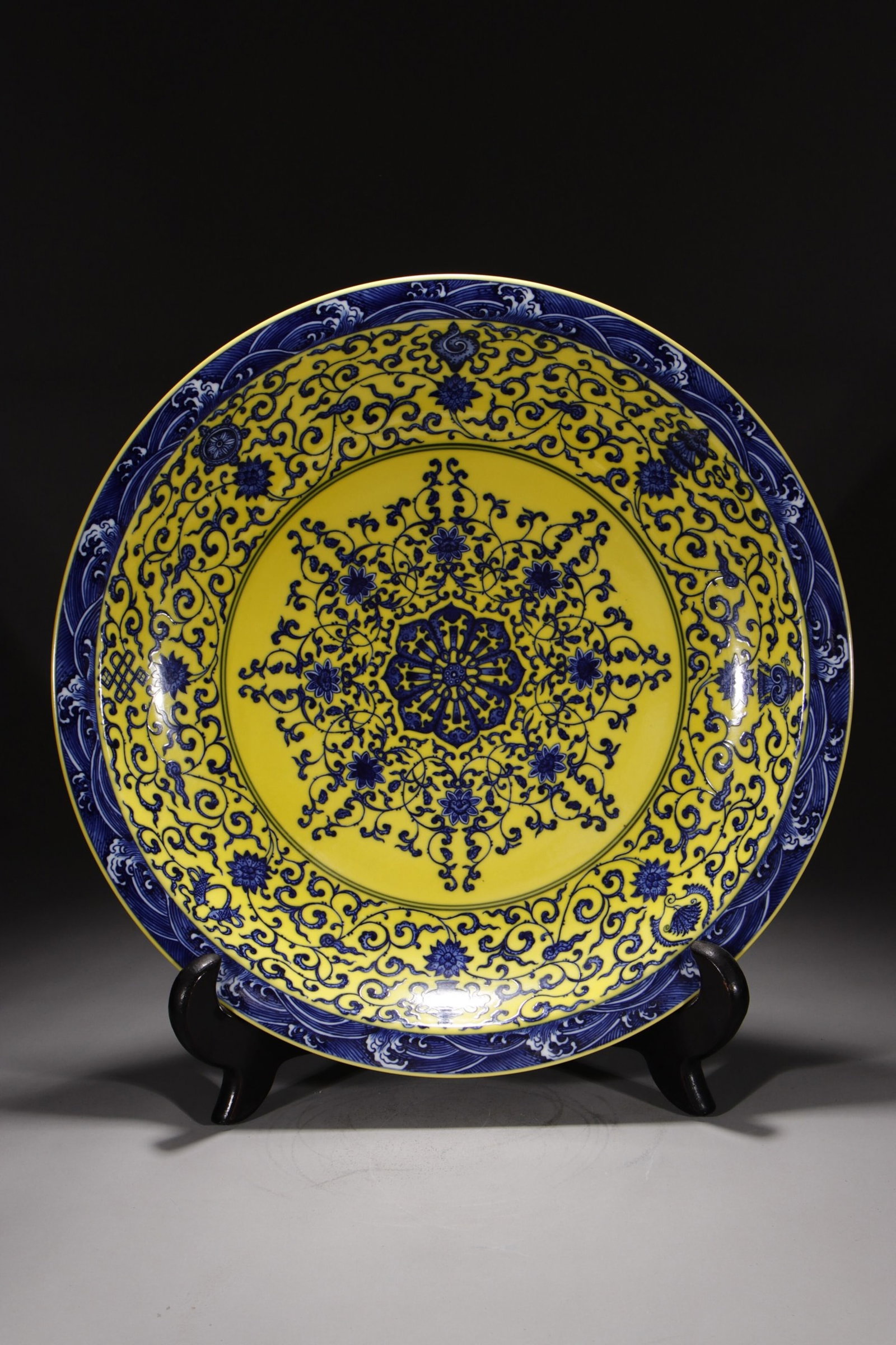 A Huge Yellow Ground Blue and White Lotus Pattern Plate: A Huge Yellow Ground Blue and White Lotus Pattern Plate,Qing Dynasty,China,Yongzheng Six-character Mark,Size:2.8inx19.2in 黄地青花缠枝莲纹盘ड