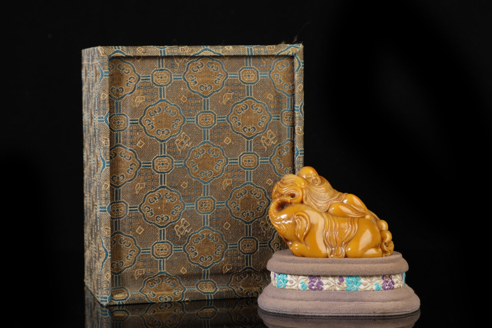 An Exquisite Tianhuang Stone Figure and Elephant Ornament: An Exquisite Tianhuang Stone Figure and Elephant Ornament,Qing Dynasty,China,Size:2.6inx3.1in,Weight:252g 田黄石人物象摆件,中国清É
