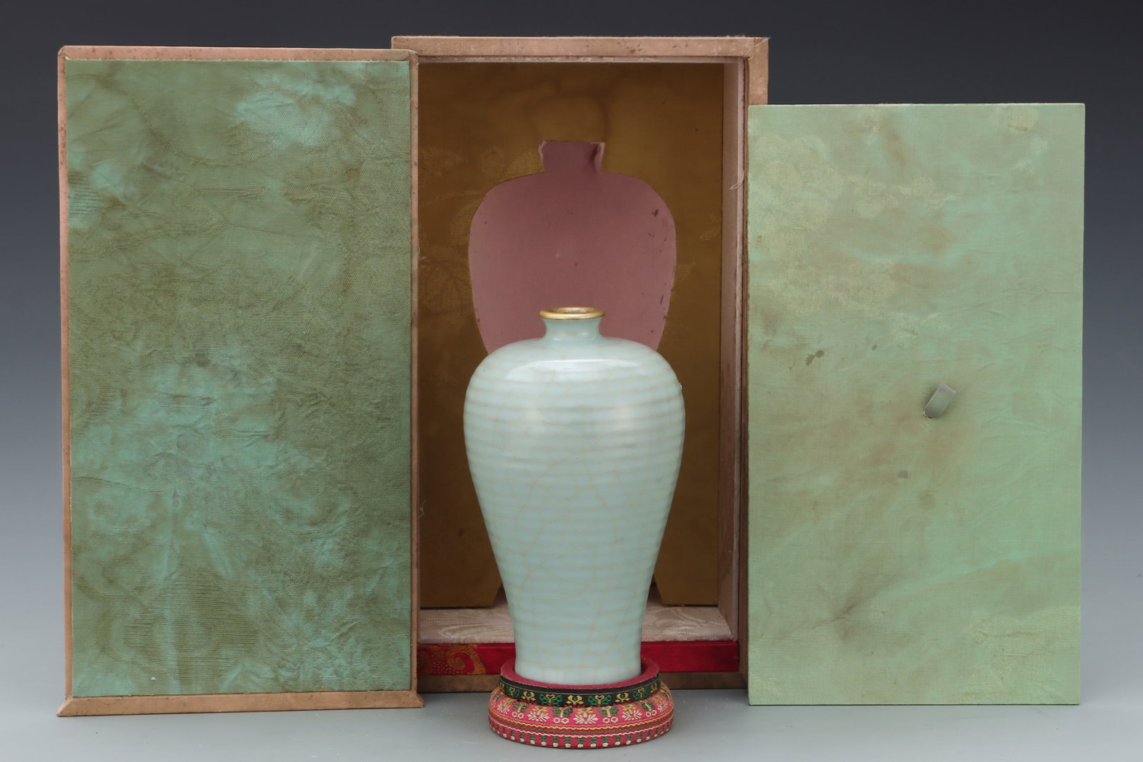 An Exquisite Guan yao Celadon Glazed Inlaid Gold Vase,with an Imperial Poem by Emperor Qianlong: An Exquisite Guan yao Celadon Glazed Inlaid Gold Vase,with an Imperial Poem by Emperor Qianlong,Song Dynasty,China,Size:7.6inx4.6in 官窑粉青釉镶金瓶,