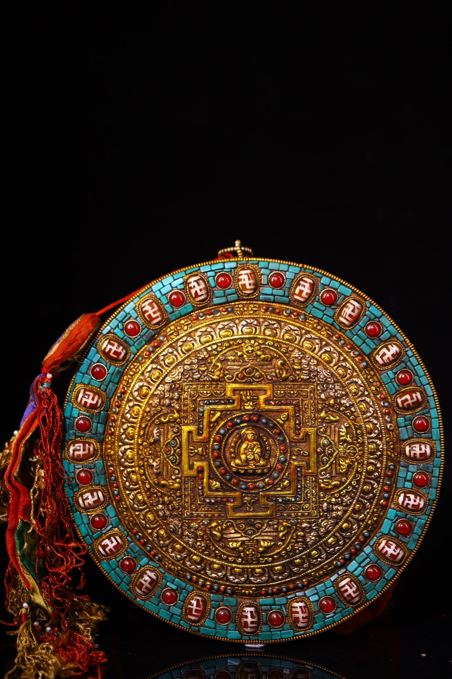 An Exquisite Silver Inlaid Dzi Bead and Turquoise Buddha Statue Tangka: An Exquisite Silver Inlaid Dzi Bead and Turquoise Buddha Statue Tangka,Qing Dynasty,China,Size:8.7inx7.9inx0.8in,Weight:500g 银嵌天珠和绿松石佛