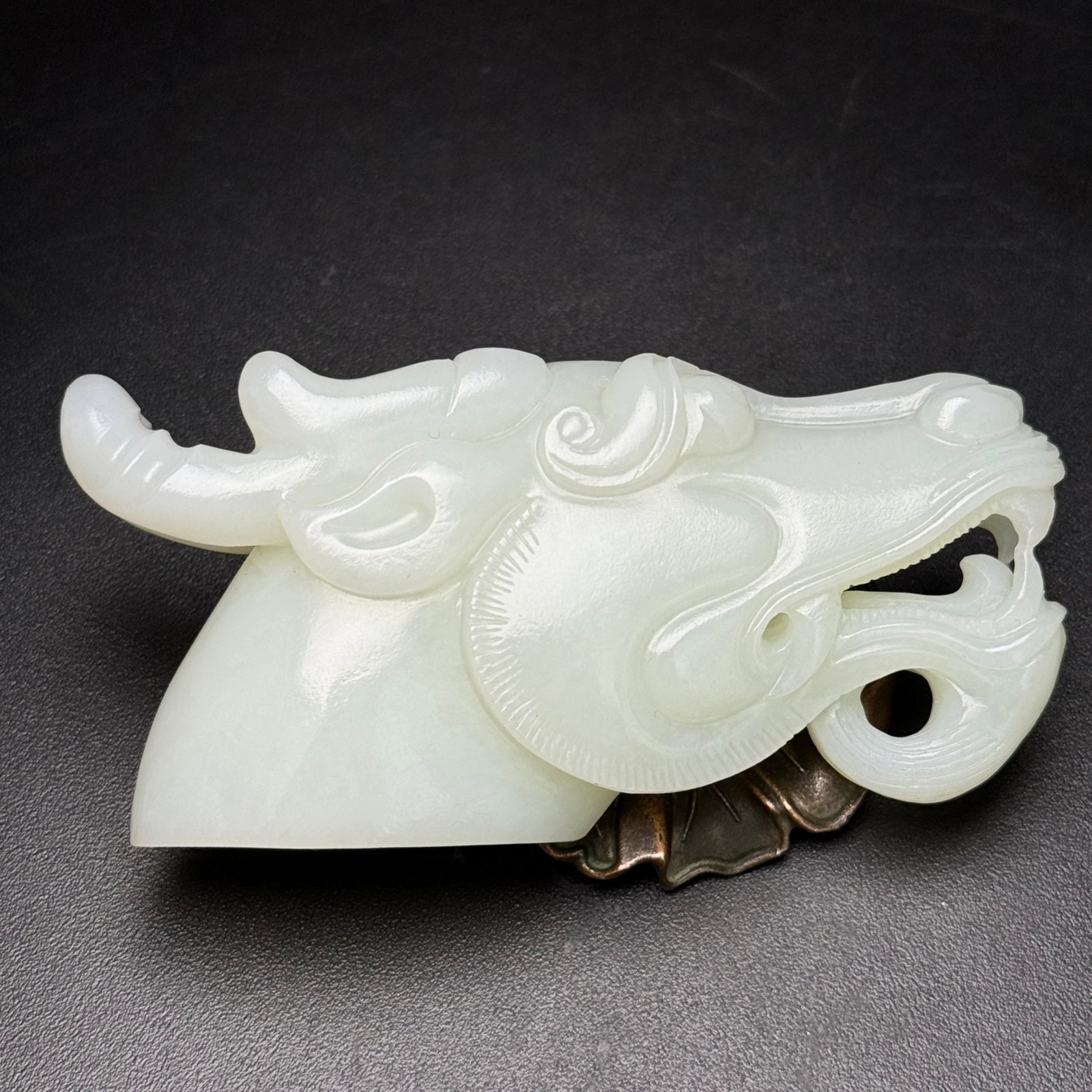 An Exquisite White Jade Dragon Hand Piece: An Exquisite White Jade Dragon Hand Piece,Qing Dynasty,China,Size:3.7inx1.9inx1in,Weight:157g 白玉龙手把件,中国清代