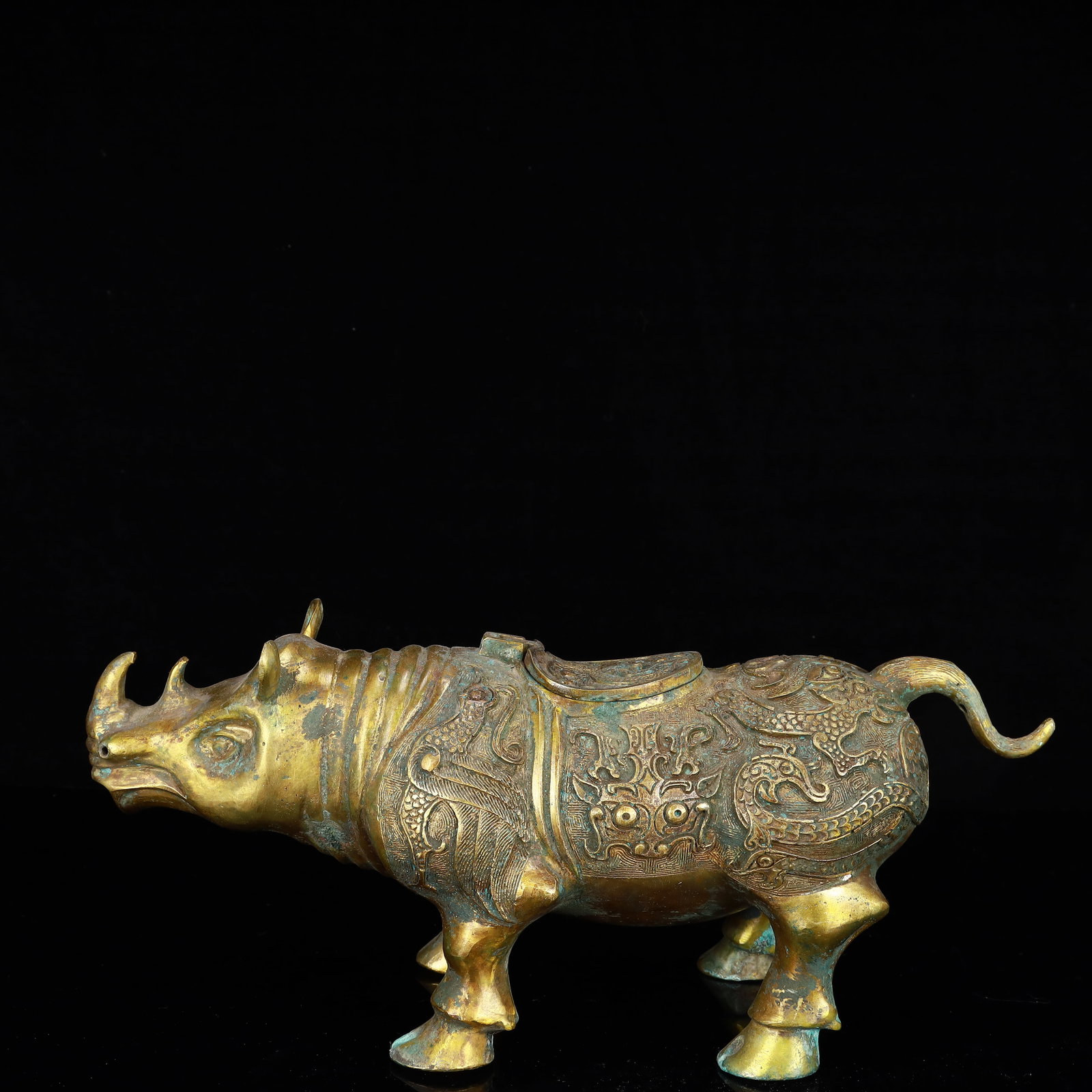 A Rare Gilt Bronze Rhinoceros Zun: A Rare Gilt Bronze Rhinoceros Zun,The Warring States period in China,Size:15.7inx5.1inx7.1in,Weight:2550g 铜鎏金犀牛尊,中国战国时ć