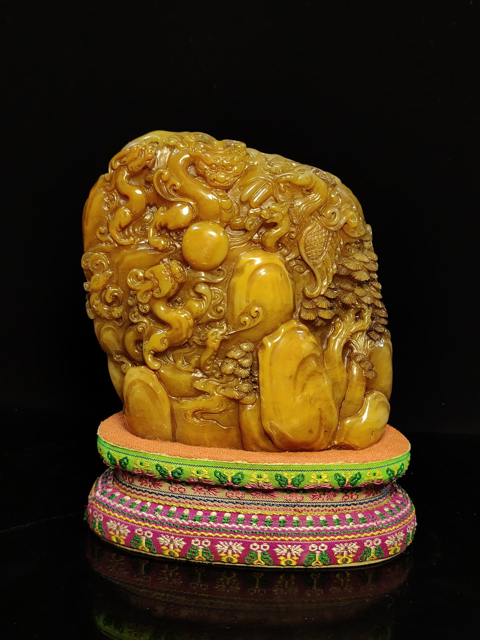 An Exquisite Tianhuang Stone Chi-Dragon Pattern Seal: An Exquisite Tianhuang Stone Chi-Dragon Pattern Seal,Qing Dynasty,China,Size:5.9inx5.5in,Weight:2500g 田黄石螭龙纹印章,中国清代