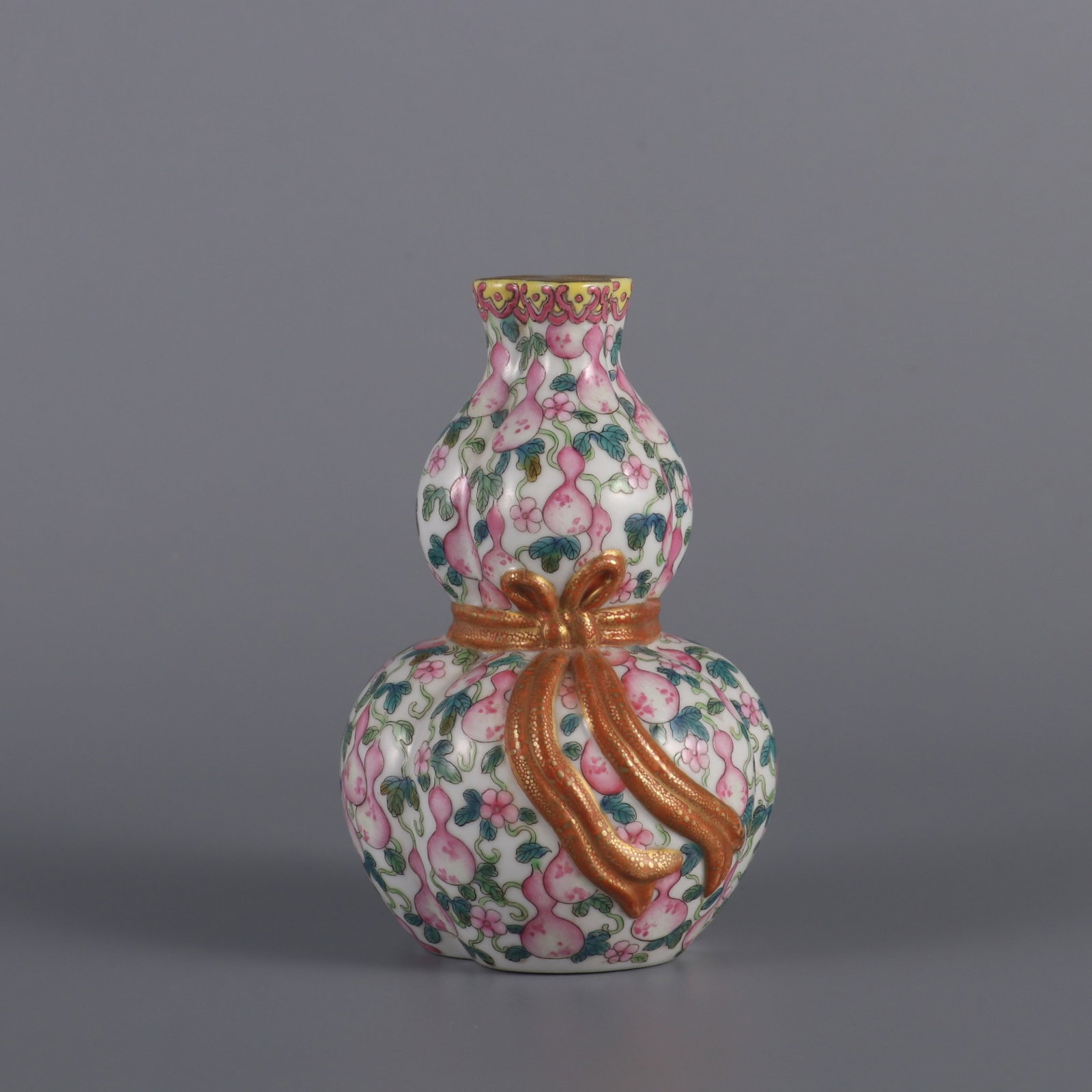 An Exquisite Famille-Rose Gourd Pattern Gourd-Shaped Vase: An Exquisite Famille-Rose Gourd Pattern Gourd-Shaped Vase,Qing Dynasty,China,Yongzheng Four-character Mark,Size:4.3inx2.7in 粉彩葫芦纹葫芦瓶,中