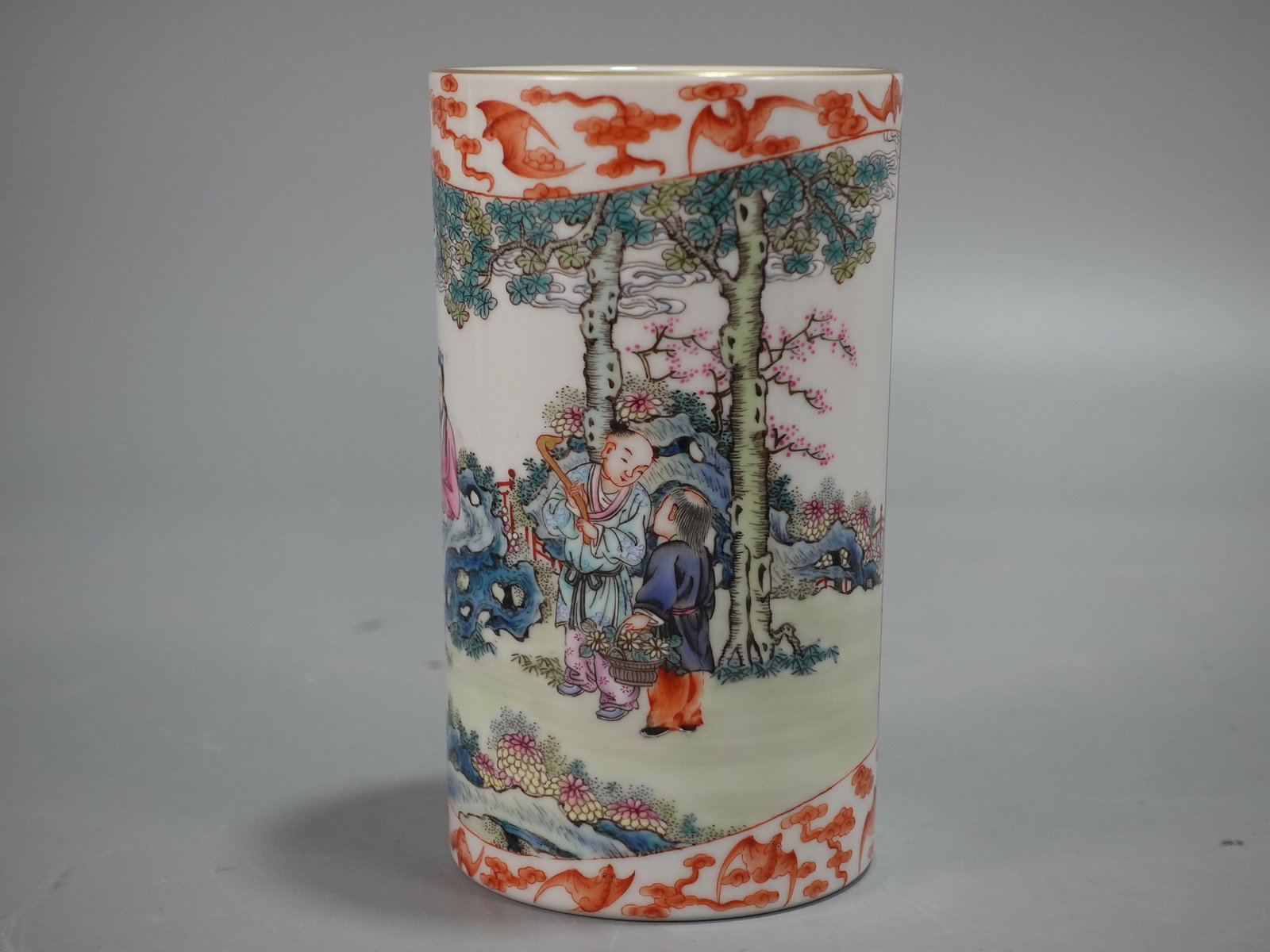 An Exquisite Famille-Rose Figure Pattern Brush Pot - 3