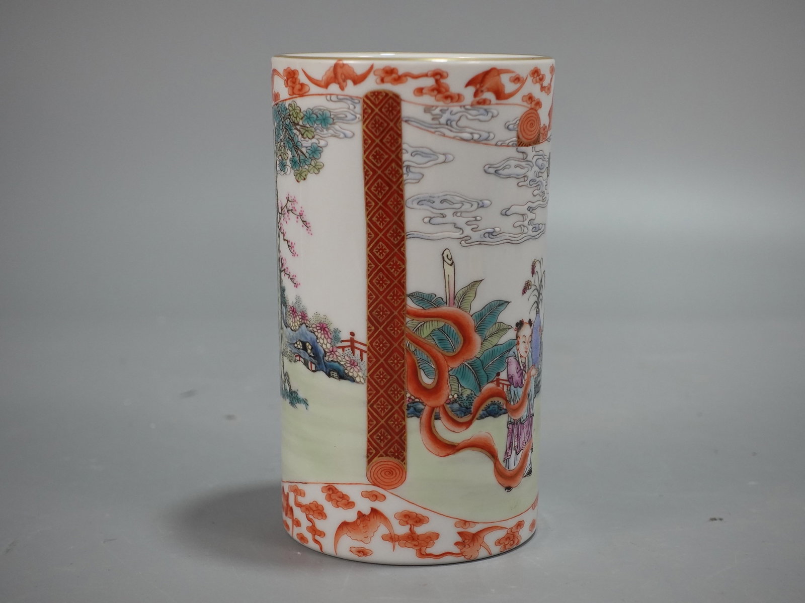 An Exquisite Famille-Rose Figure Pattern Brush Pot - 4