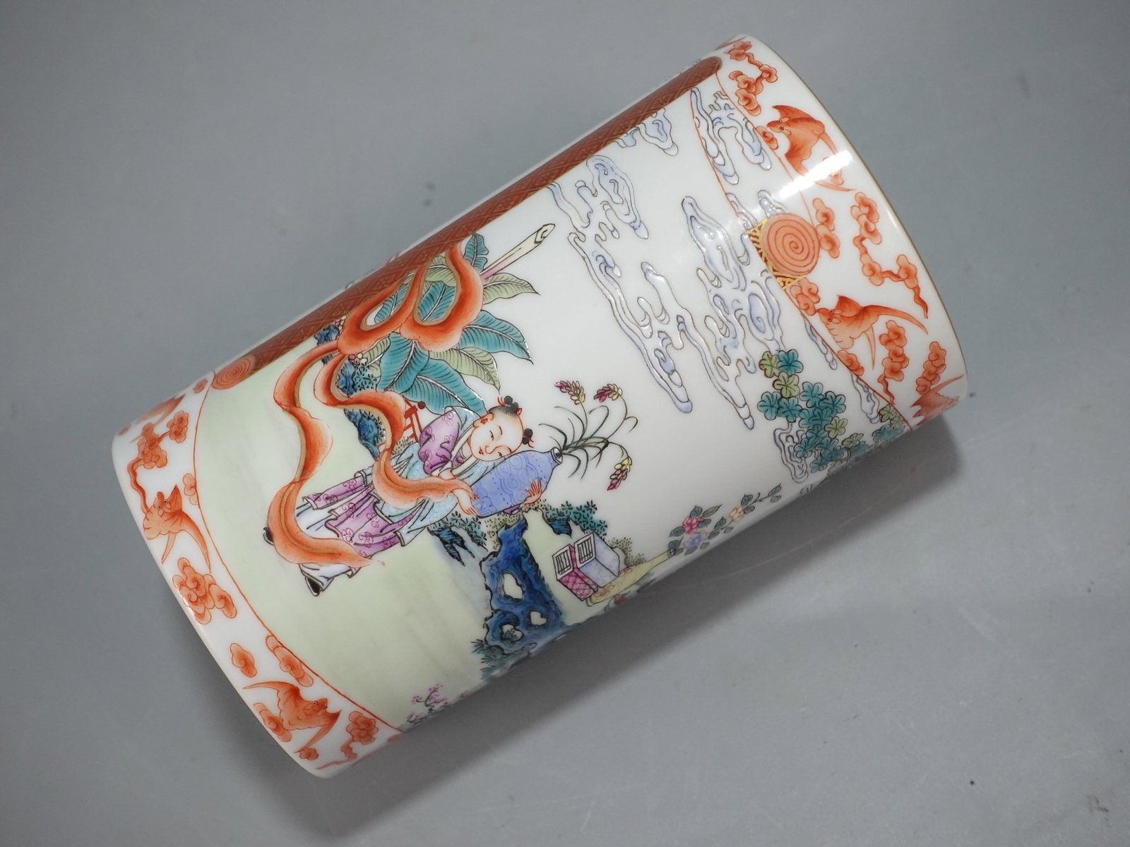 An Exquisite Famille-Rose Figure Pattern Brush Pot - 6
