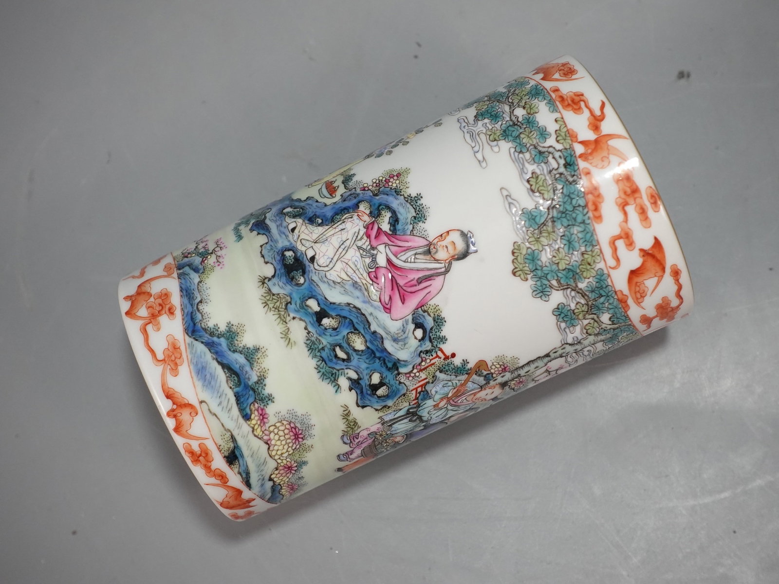 An Exquisite Famille-Rose Figure Pattern Brush Pot - 7