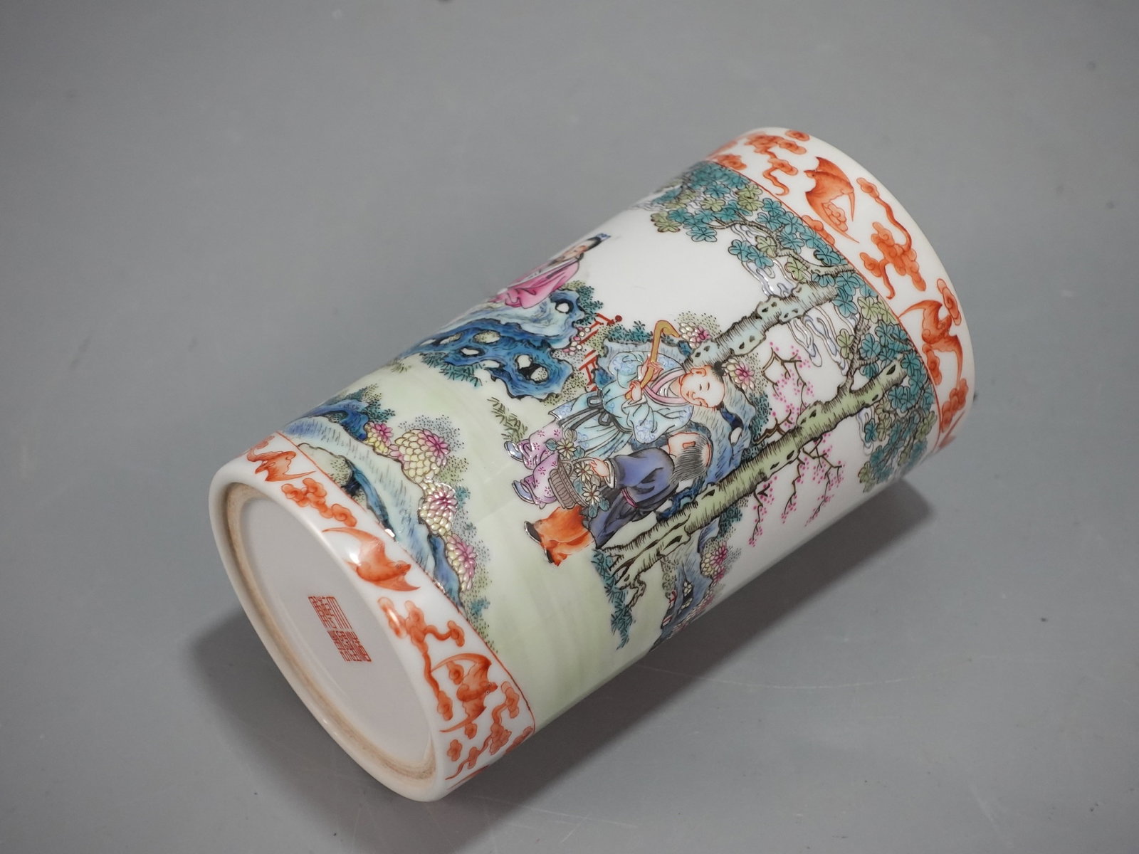 An Exquisite Famille-Rose Figure Pattern Brush Pot - 8