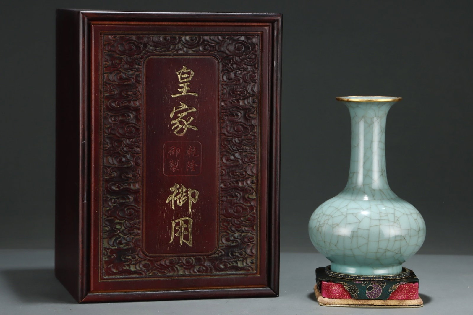An Exquisite Guan yao Cover with Gold Vase: An Exquisite Guan yao Cover with Gold Vase,Song Dynasty,China,Size:8.5inx5.7in 官窑包金瓶,中国宋代