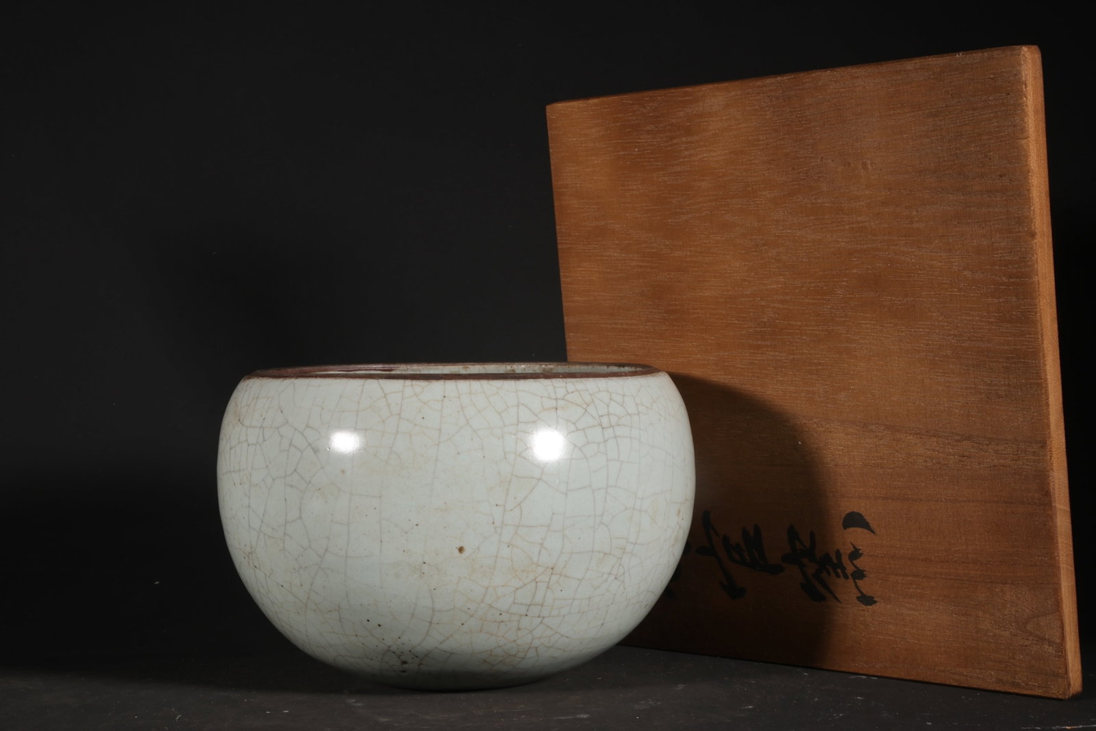 An Exquisite Guan yao White Glazed Jar: An Exquisite Guan yao White Glazed Jar,Song Dynasty,China,Size:4.3inx6.3in 官窑白釉罐,中国宋代