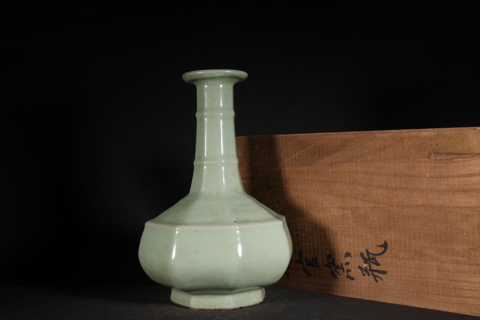 An Exquisite Guan yao Celadon Glazed Vase: An Exquisite Guan yao Celadon Glazed Vase,Song Dynasty,China,Size:11inx6.7in 官窑粉青釉瓶,中国宋代
