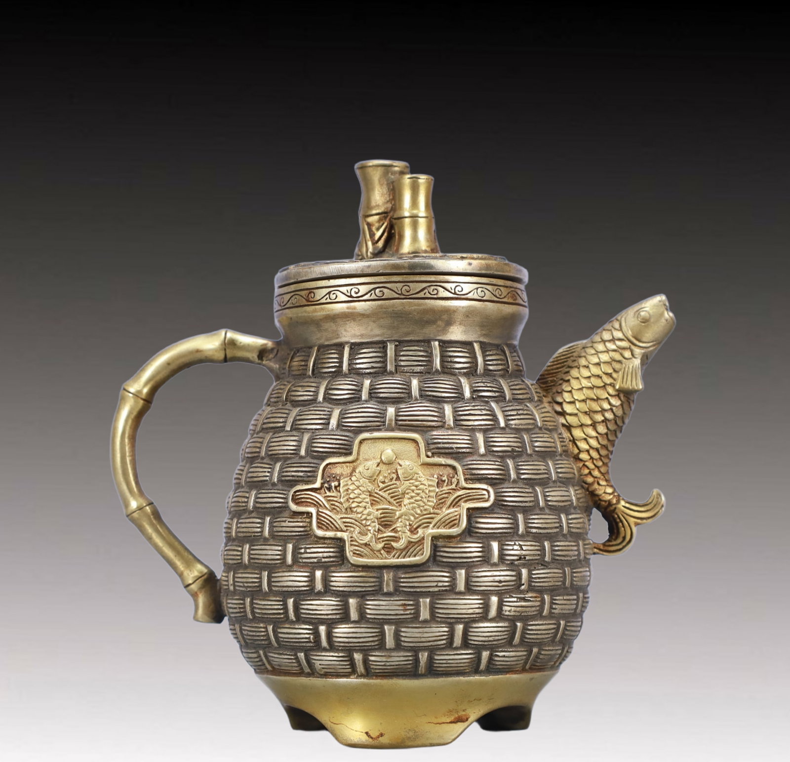 A Rare Gilt Silver Fish Pattern Ewer: A Rare Gilt Silver Fish Pattern Ewer,Qing Dynasty, China,Size:5.9inx3.5inx5.5in,Weight:550g 银鎏金鱼纹执壶,中国清代