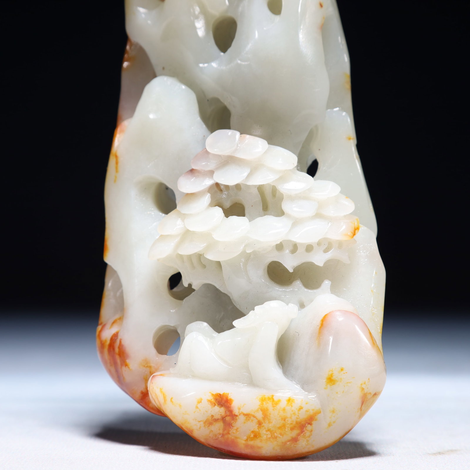 An Exquisite White Jade Landscape Pattern Pendant - 3