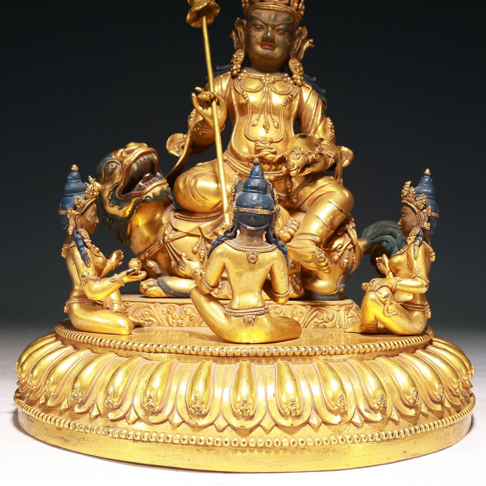 A Solemn Gilt Bronze Statue of Heavenly King Rides the Lion - 3
