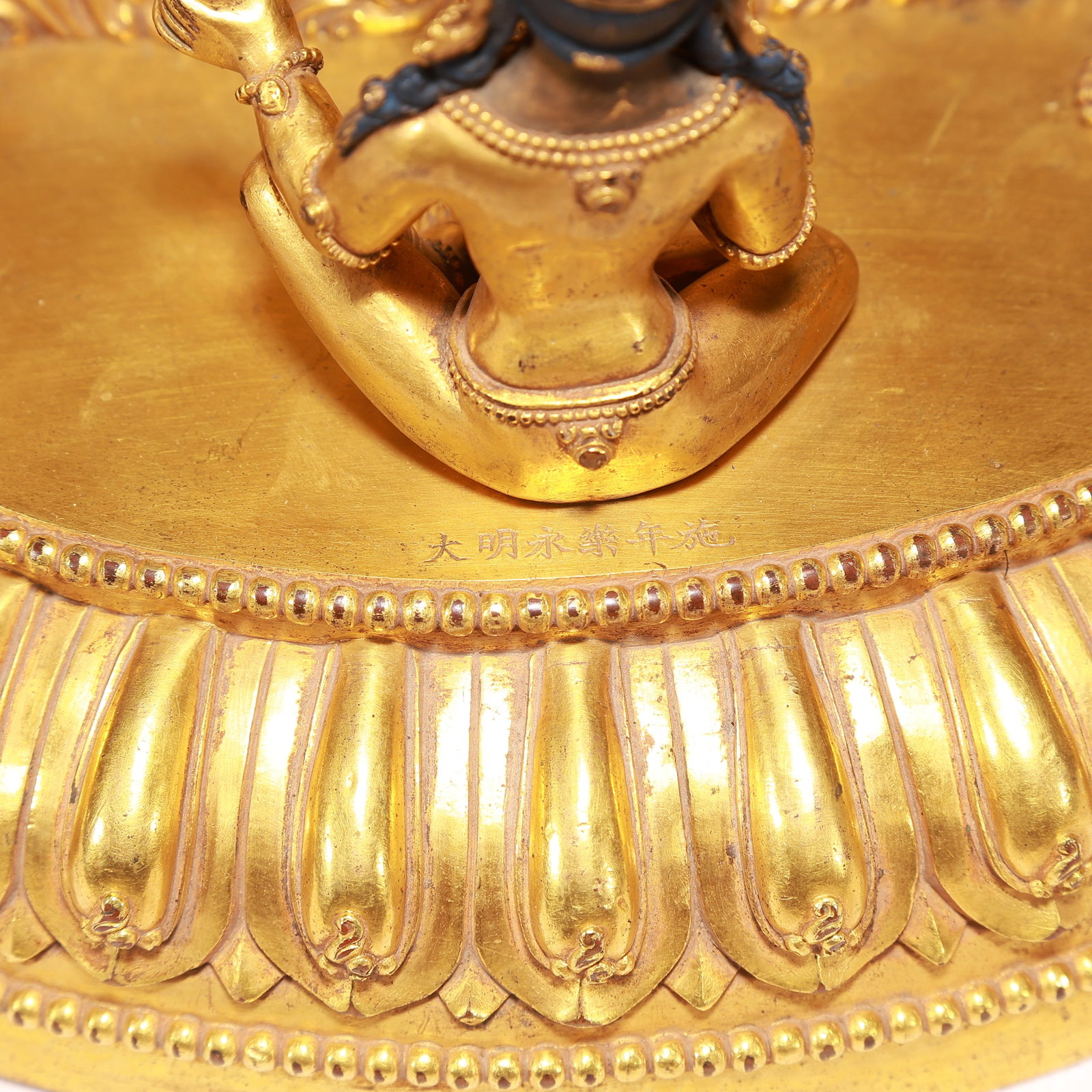 A Solemn Gilt Bronze Statue of Heavenly King Rides the Lion - 4