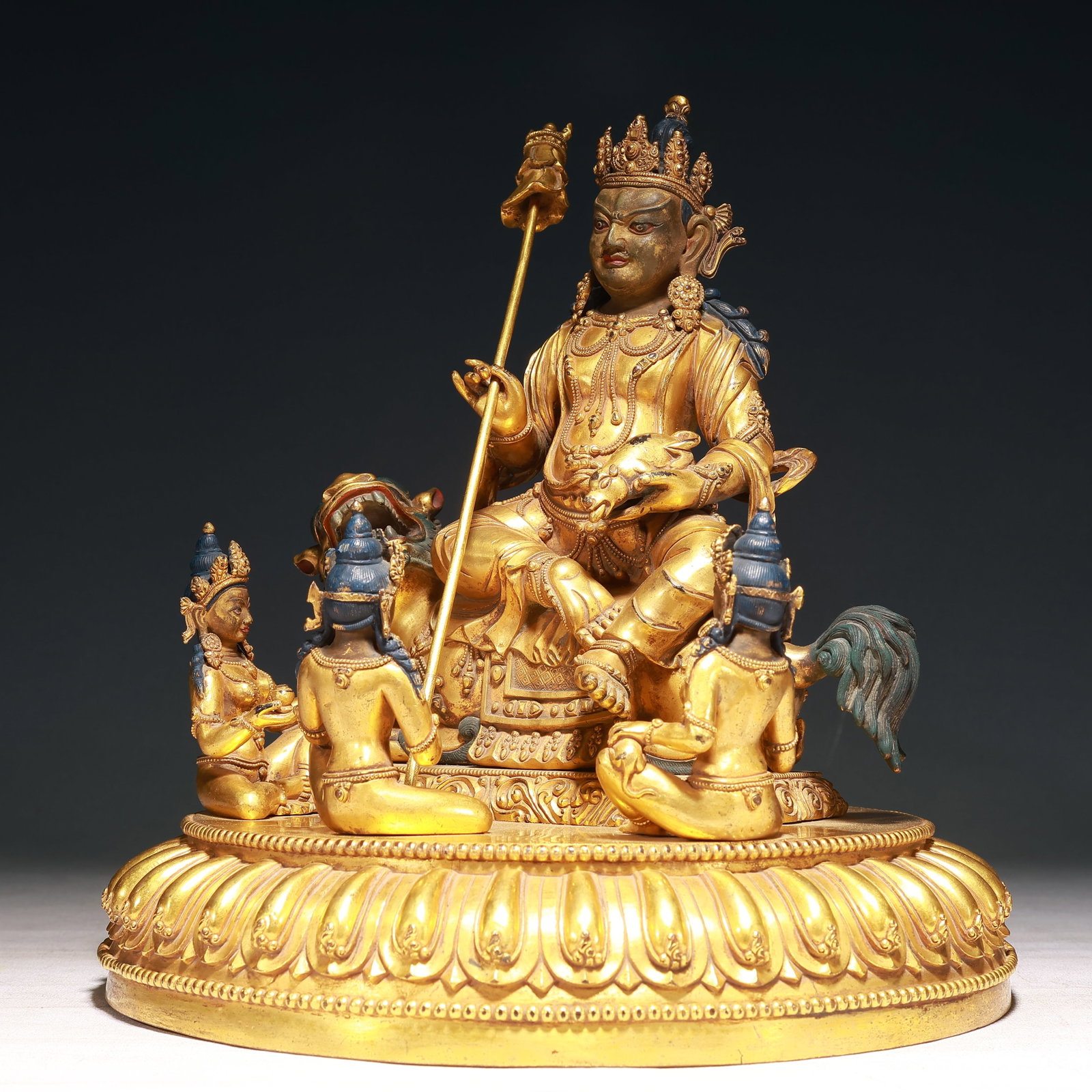 A Solemn Gilt Bronze Statue of Heavenly King Rides the Lion - 5