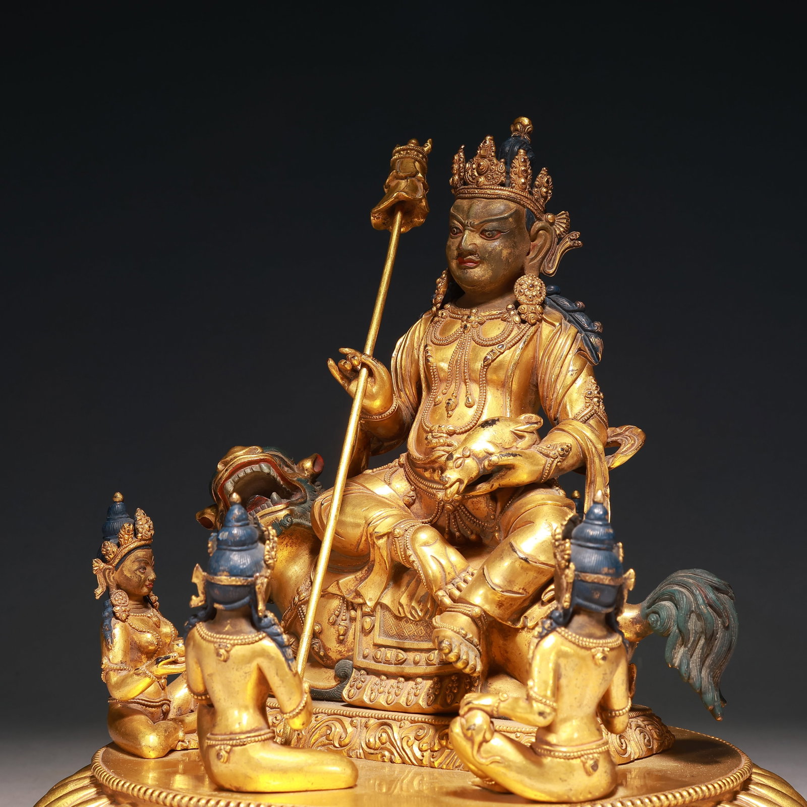 A Solemn Gilt Bronze Statue of Heavenly King Rides the Lion - 6