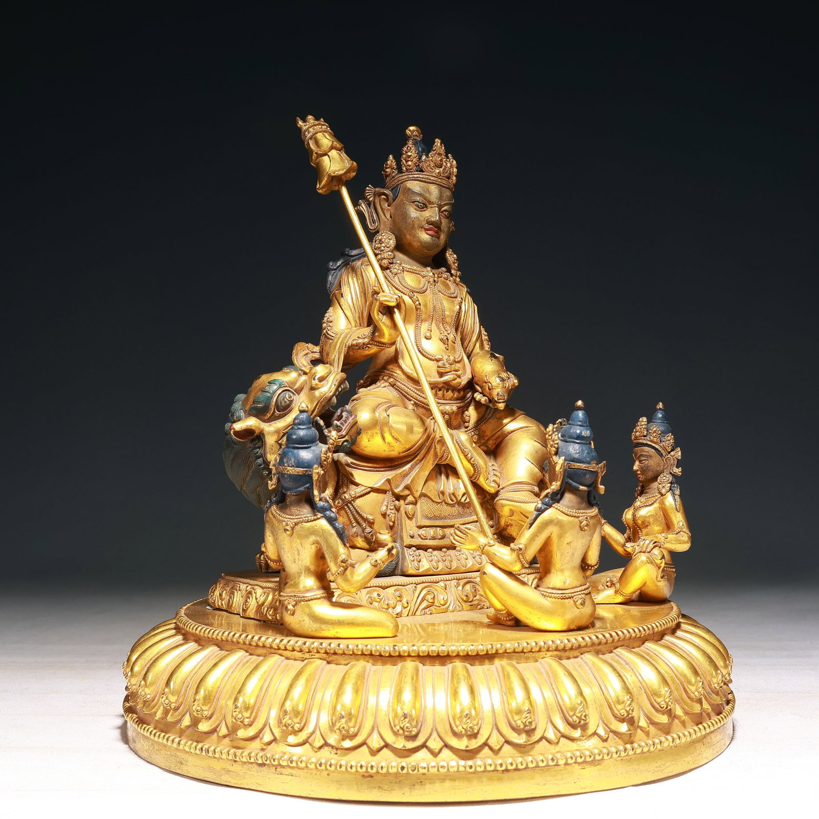 A Solemn Gilt Bronze Statue of Heavenly King Rides the Lion - 7