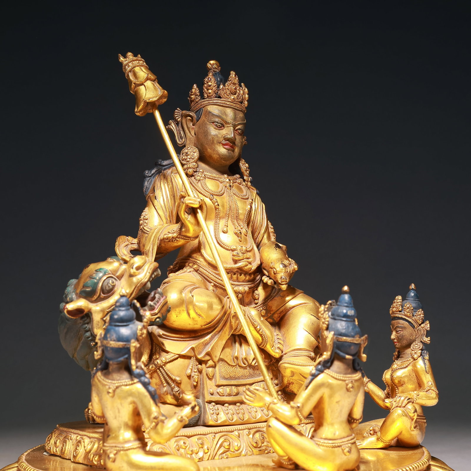 A Solemn Gilt Bronze Statue of Heavenly King Rides the Lion - 8