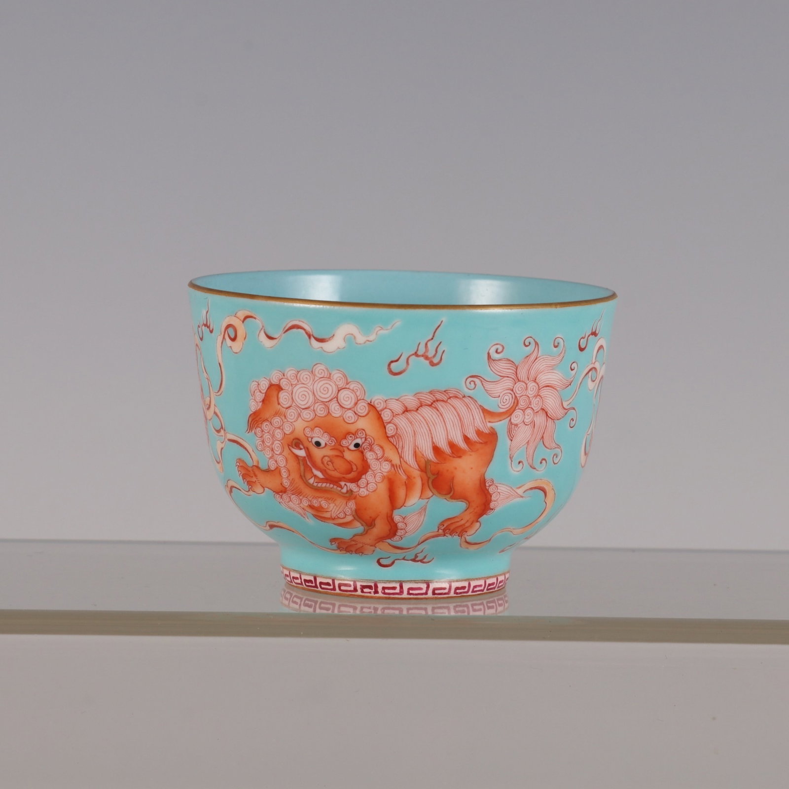 An Exquisite Green Ground Iron-Red Lion Pattern Cup: An Exquisite Green Ground Iron-Red Lion Pattern Cup,Qing Dynasty,China,Qianlong Six-character Mark,Size:2inx2.8in 绿地矾红狮子纹杯子,中Þ