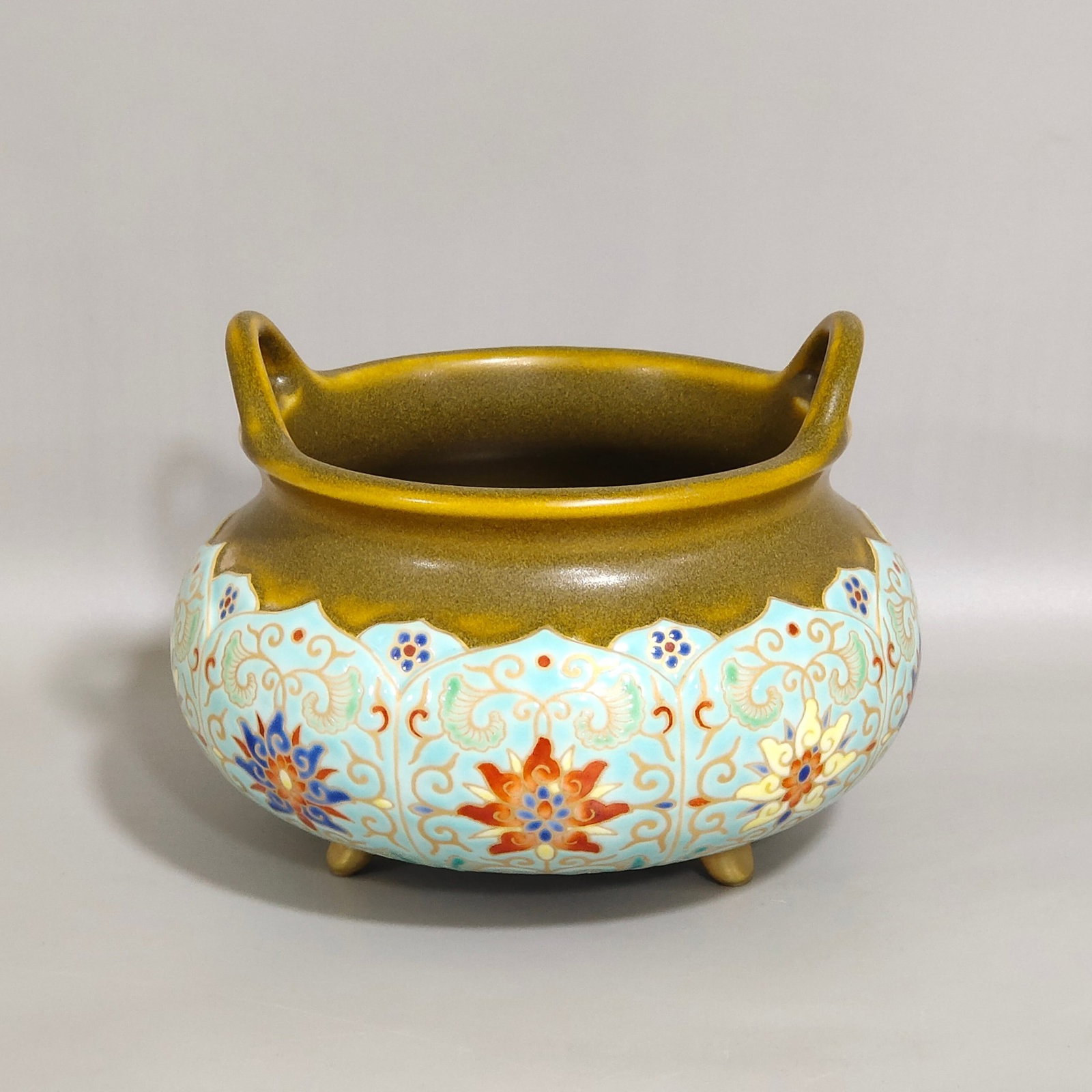 An Exquisite Cloisonne Lotus Pattern Double-Ears and Tripod Censer: An Exquisite Cloisonne Lotus Pattern Double-Ears and Tripod Censer,Qing Dynasty,China,Qianlong Six-character Mark,Size:3.5inx4.5in 掐丝珐琅缠枝莲纹Ö