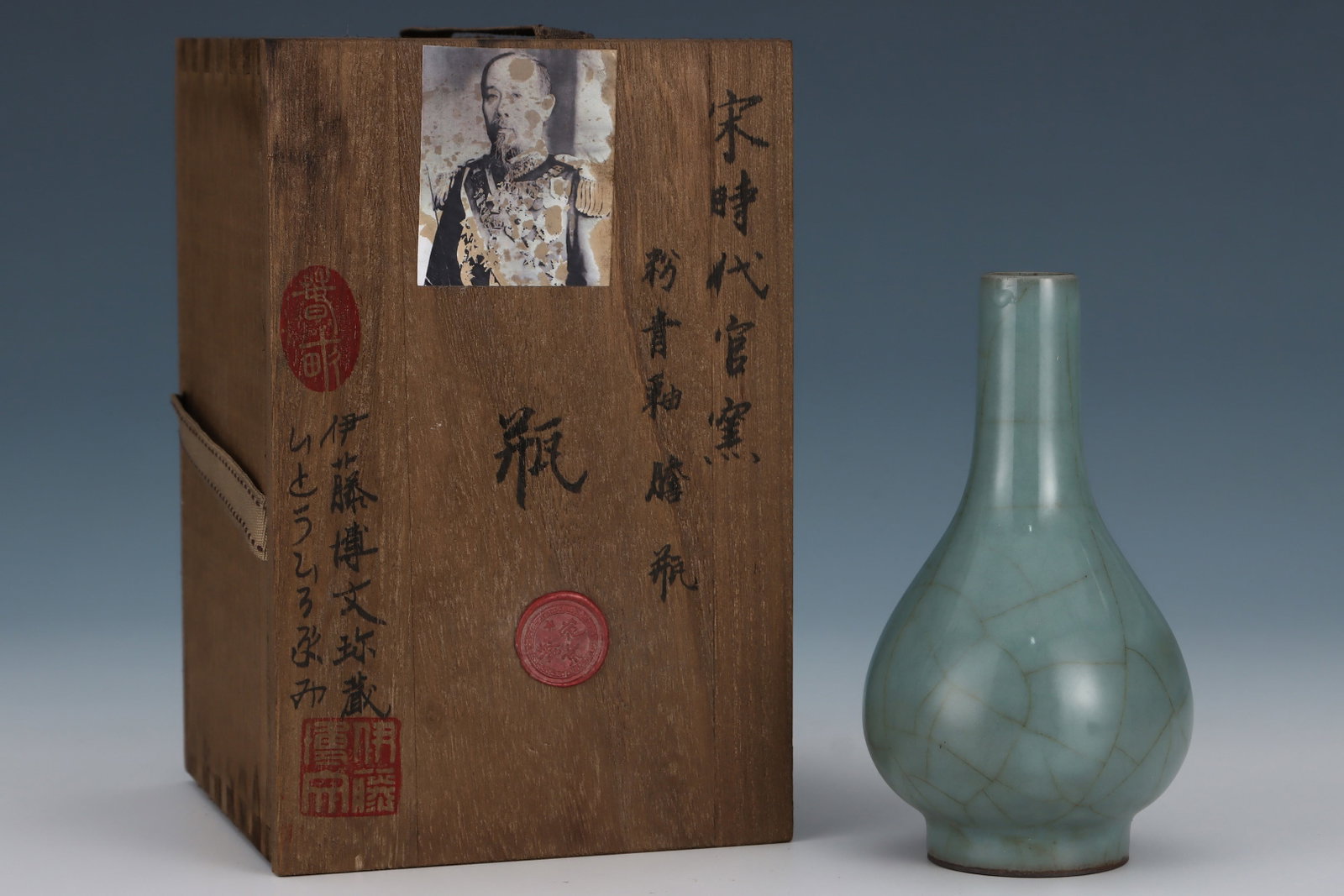 An Exquisite Guan yao Celadon Glazed Vase: An Exquisite Guan yao Celadon Glazed Vase,Song Dynasty,China,Size:5.6inx3.1in 官窑粉青釉瓶,中国宋代