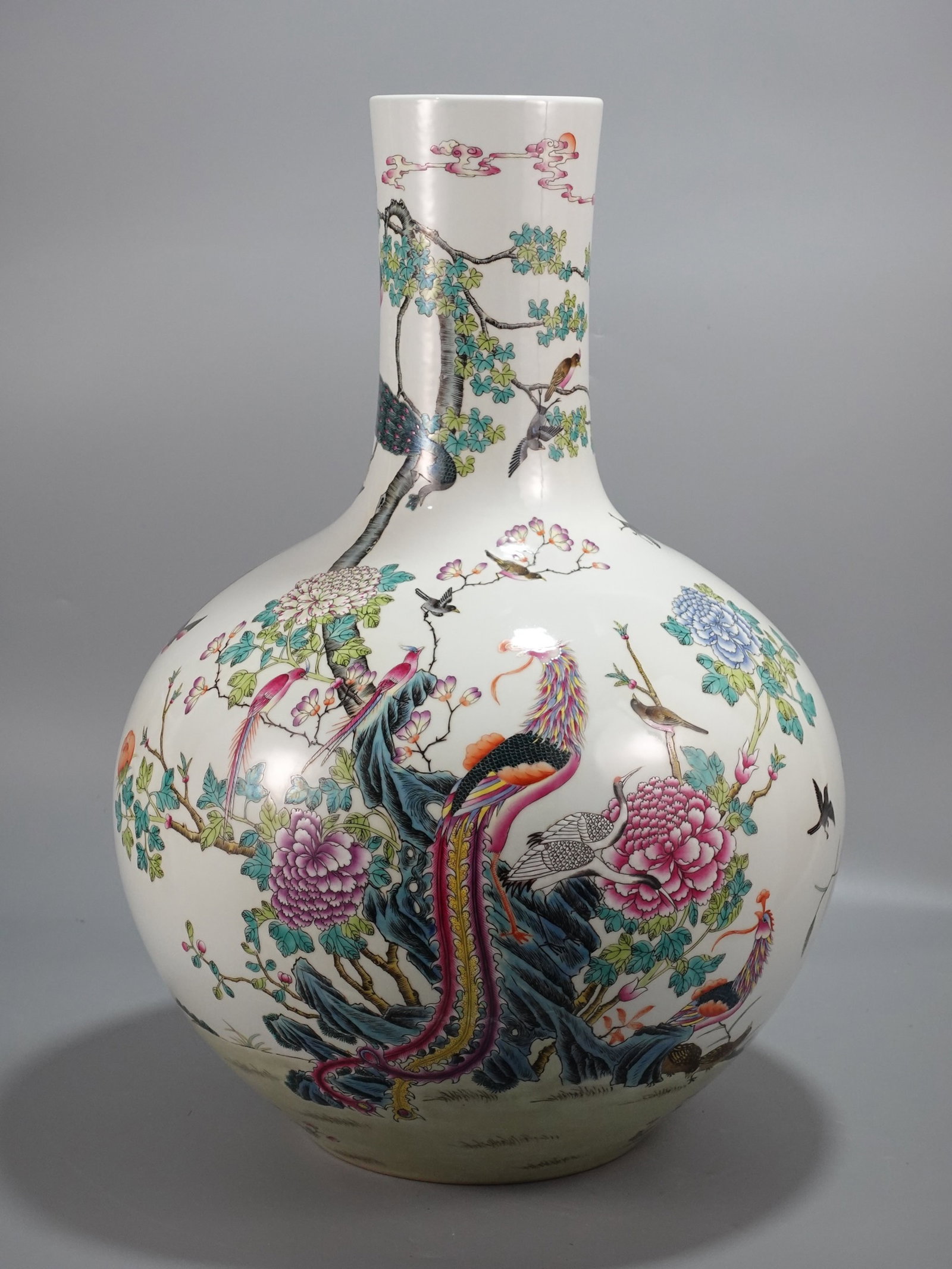 A Huge Famille-Rose Flower and Bird Pattern Vase: A Huge Famille-Rose Flower and Bird Pattern Vase,Qing Dynasty,China,Qianlong Six-character Mark,Size:23.2inx16.9in 粉彩花鸟纹瓶,中国清代,