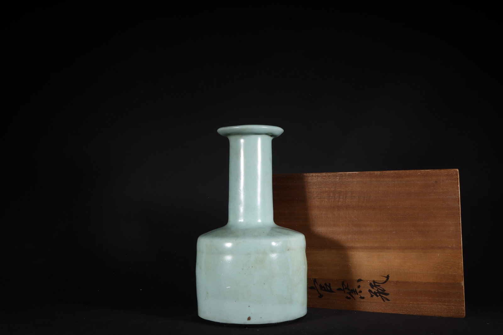 An Exquisite Guan yao Celadon Glazed Inlaid Silver Vase: An Exquisite Guan yao Celadon Glazed Inlaid Silver Vase,Song Dynasty,China,Size:9.4inx5.3in 官窑粉青釉镶银瓶,中国宋代
