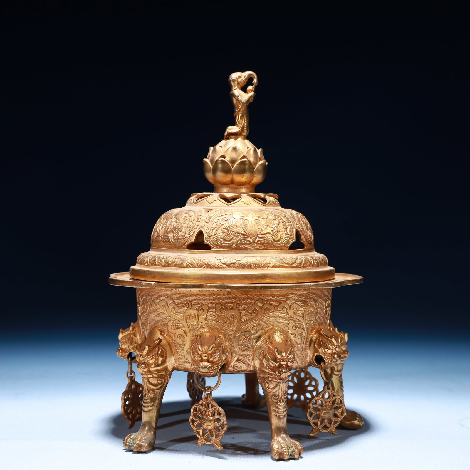 An Exquisite Gilt Bronze Flower Pattern Beast Legs Censer: An Exquisite Gilt Bronze Flower Pattern Beast Legs Censer,Qing Dynasty,China,Size:6.7inx9.1inx6.7in,Weight:1250g 铜鎏金花卉纹兽足香炉,ߑ