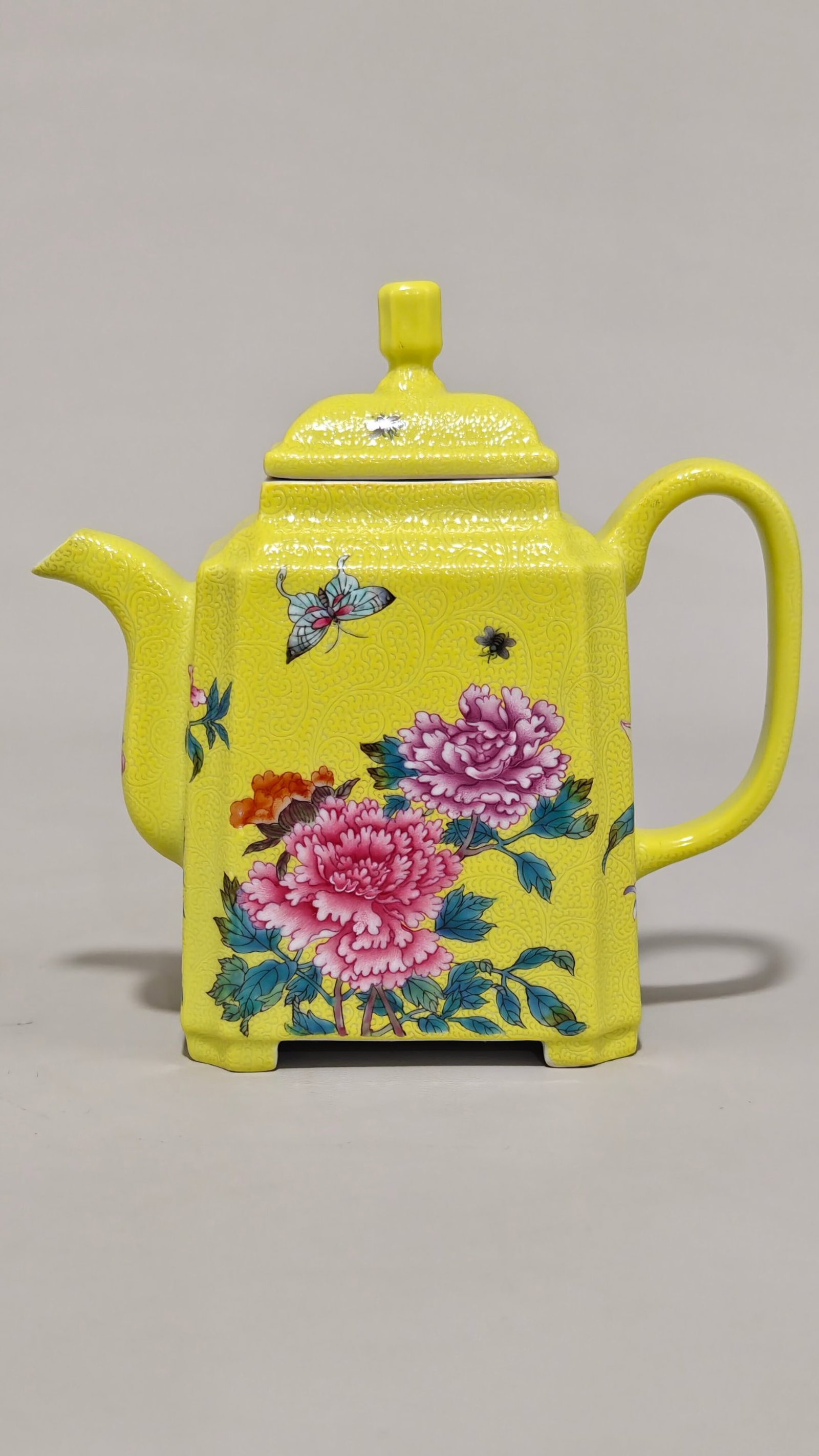 An Exquisite Famille-Rose Flower and Butterfly Pattern Pot: An Exquisite Famille-Rose Flower and Butterfly Pattern Pot,Qing Dynasty,China,Yongzheng Four-character Mark,Size:5.5inx5.5in 粉彩花卉蝴蝶纹壶中