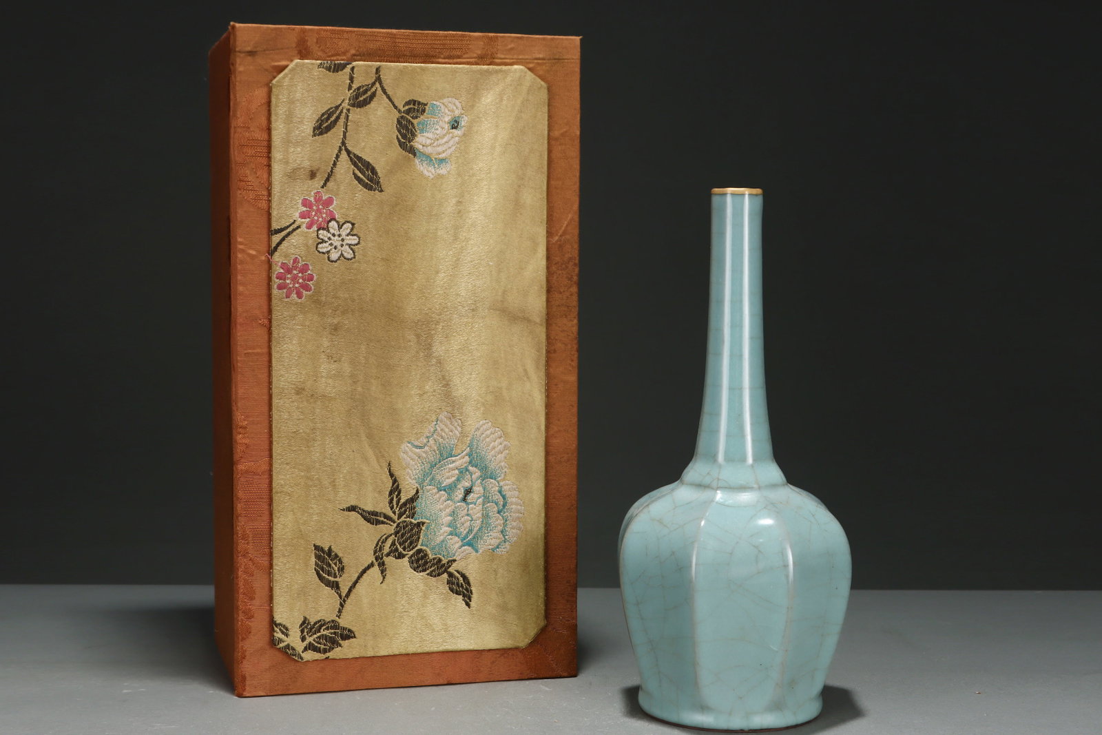 An Exquisite Guan yao Celadon Glazed Vase,with an Imperial Poem by Emperor Qianlong: An Exquisite Guan yao Celadon Glazed Vase,with an Imperial Poem by Emperor Qianlong,Song Dynasty,China,Size:11.5inx5.7in 官窑粉青釉瓶,带乾隆ঐ