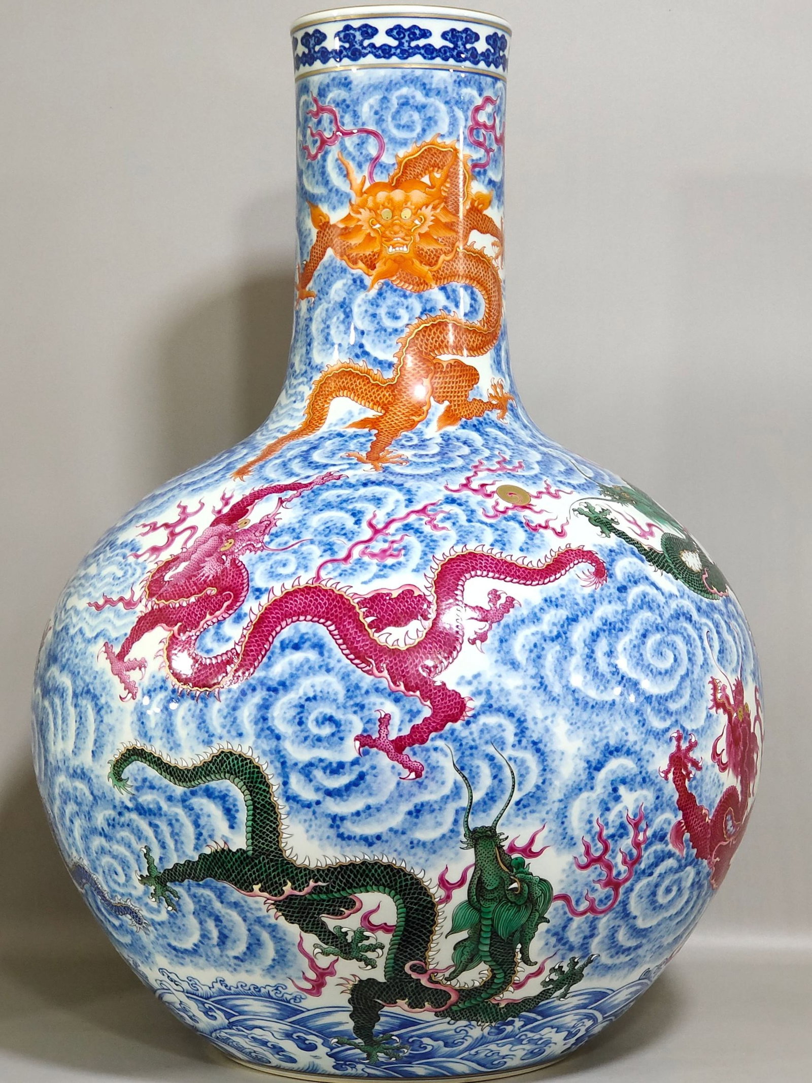 A Huge Blue and White Famille-Rose Auspicious Cloud and Dragon Pattern Vase: A Huge Blue and White Famille-Rose Auspicious Cloud and Dragon Pattern Vase,Qing Dynasty,China,Qianlong Six-character Mark,Size:21.3inx14.6in 青花粉彩祥云龙&#