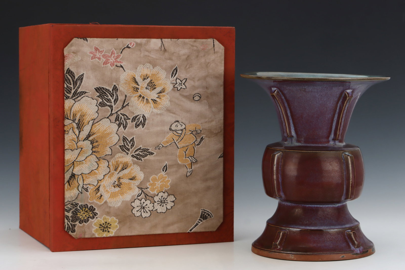 An Exquisite Jun yao Purple Glazed Vase: An Exquisite Jun yao Purple Glazed Vase,Song Dynasty,China,Size:11inx9.2in 钧窑紫釉瓶,中国宋代