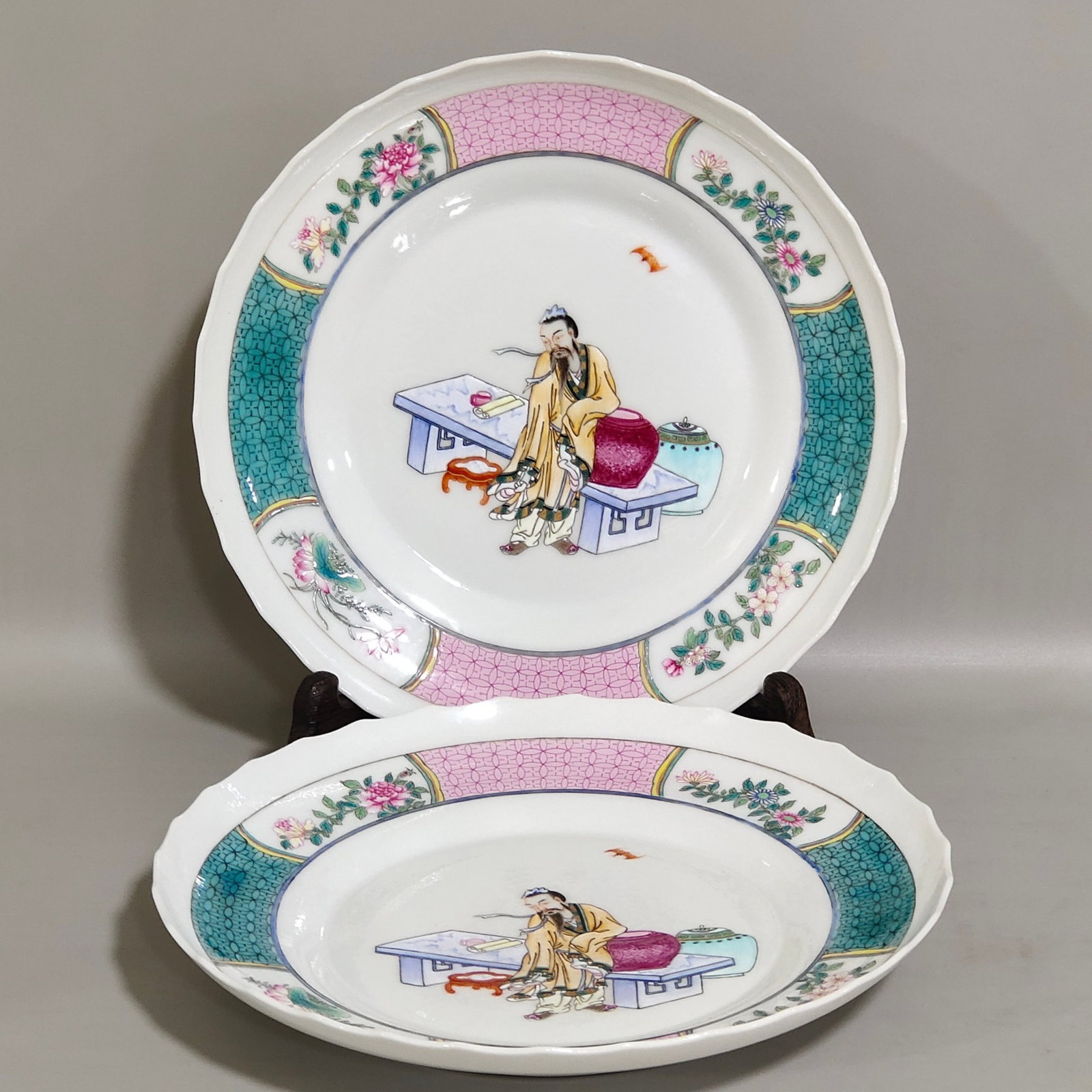 A Pair of Exquisite Famille-Rose Character and Story Pattern Plates: A Pair of Exquisite Famille-Rose Character and Story Pattern Plates,Qing Dynasty,China,With Mark,Size:1.1inx7.2in 一对粉彩人物故事纹盘ड