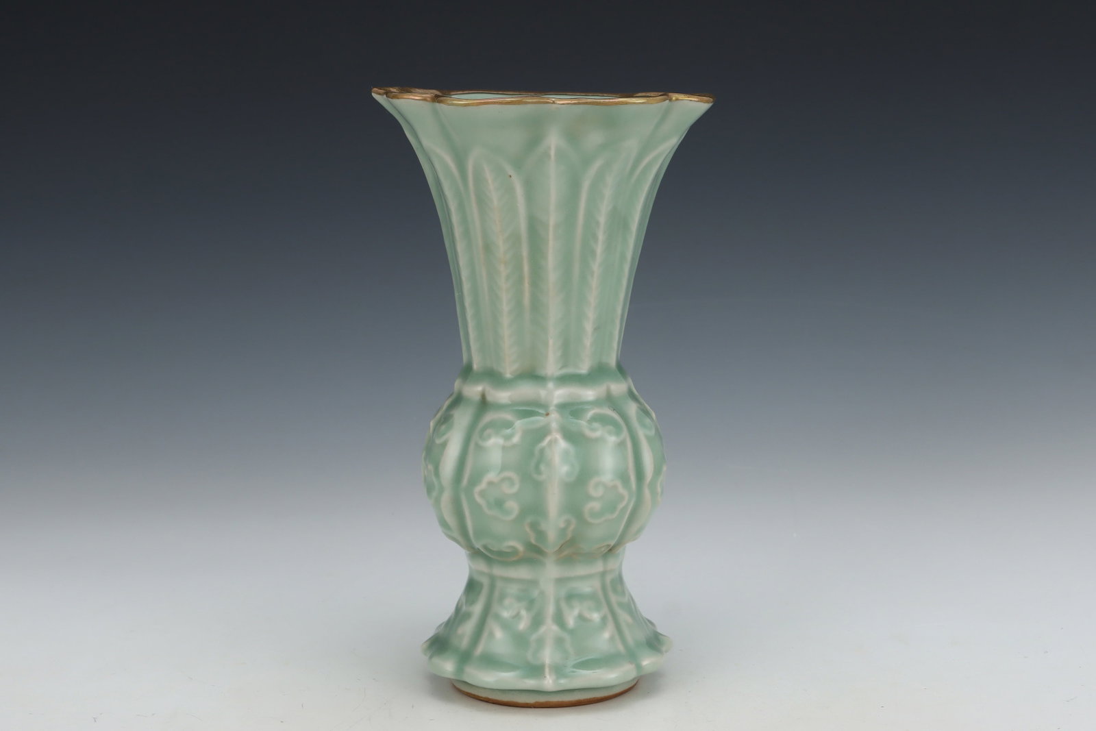 An Exquisite Longquan yao Celadon Glazed Auspicious Cloud Pattern Vase - 2