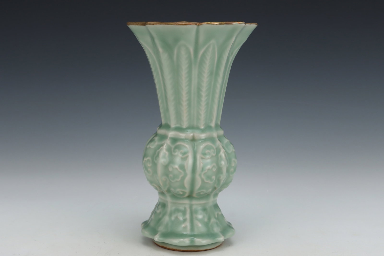 An Exquisite Longquan yao Celadon Glazed Auspicious Cloud Pattern Vase - 3