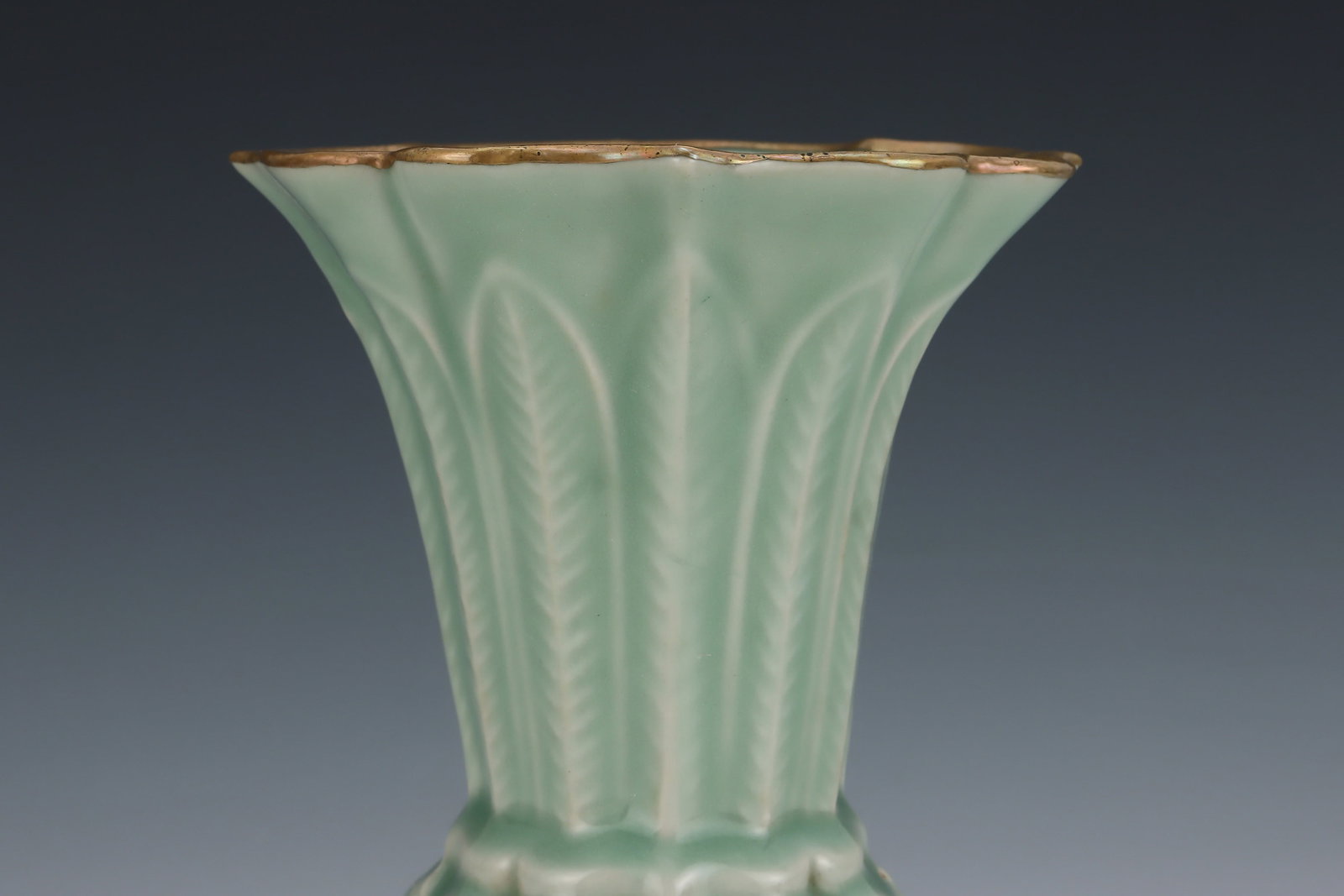 An Exquisite Longquan yao Celadon Glazed Auspicious Cloud Pattern Vase - 4