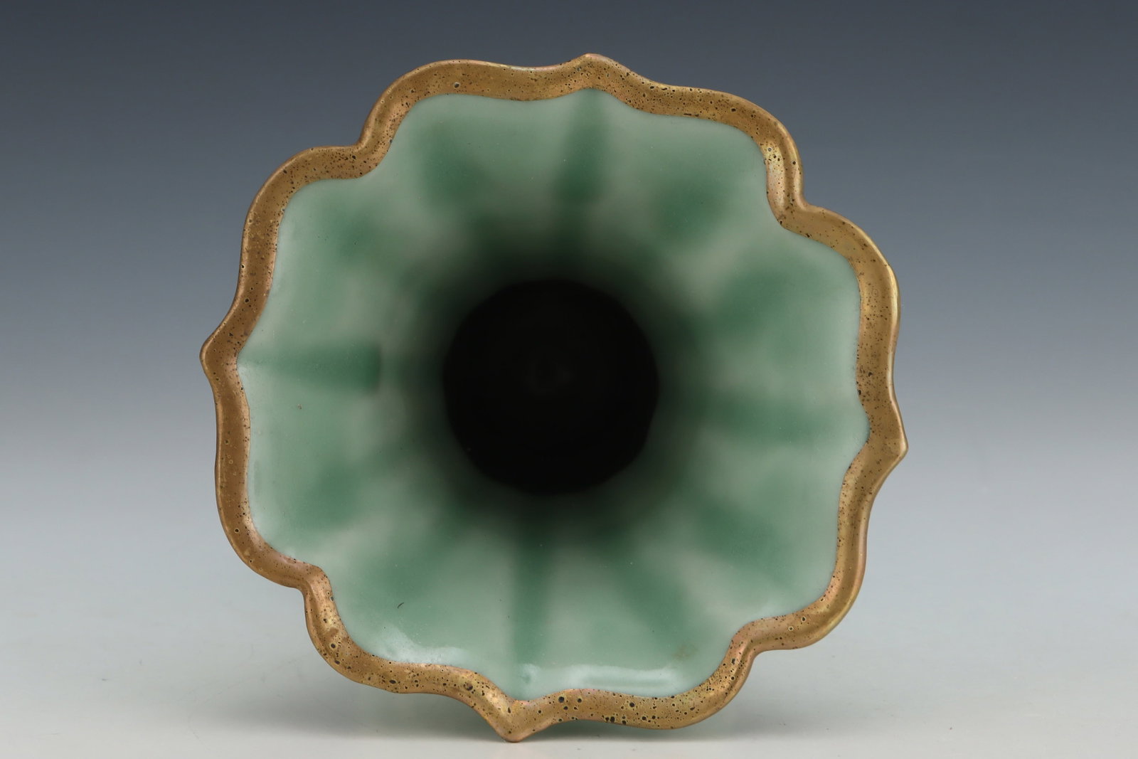 An Exquisite Longquan yao Celadon Glazed Auspicious Cloud Pattern Vase - 6