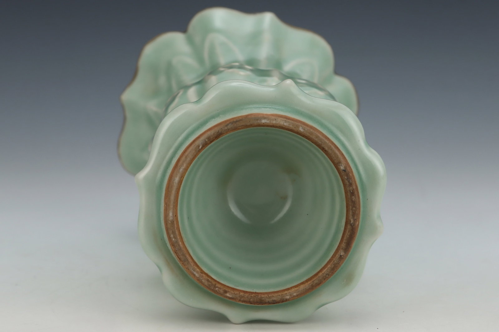 An Exquisite Longquan yao Celadon Glazed Auspicious Cloud Pattern Vase - 8