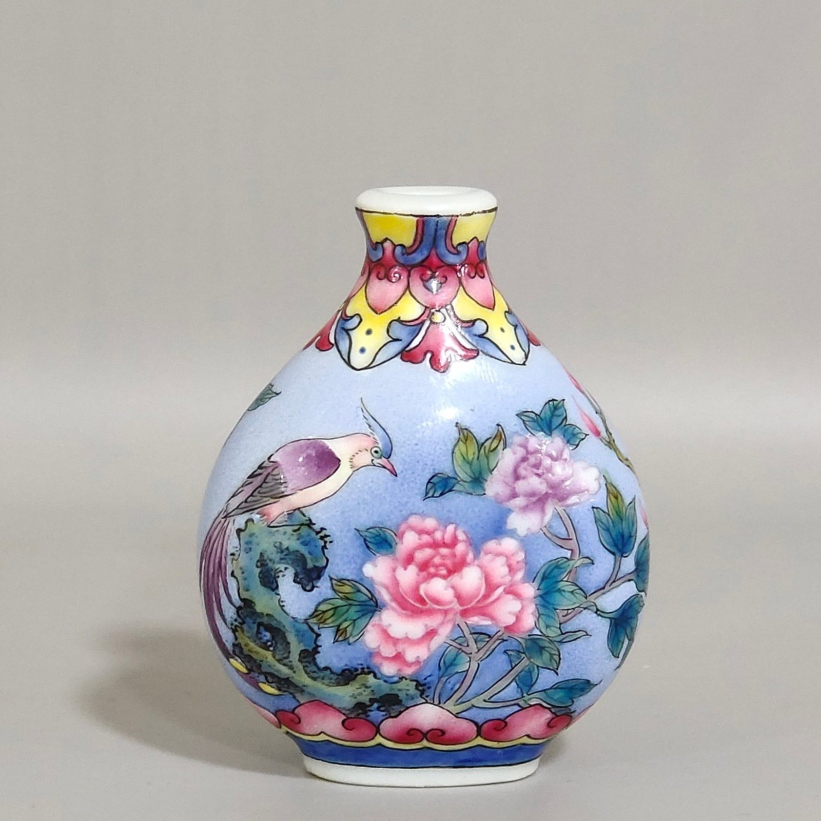 An Exquisite Enamel Flower and Bird Pattern Snuff Bottle: An Exquisite Enamel Flower and Bird Pattern Snuff Bottle,Qing Dynasty,China,Yongzheng Four-character Mark,Size:2.6inx2in 珐琅彩花鸟纹鼻烟壶,ߑ