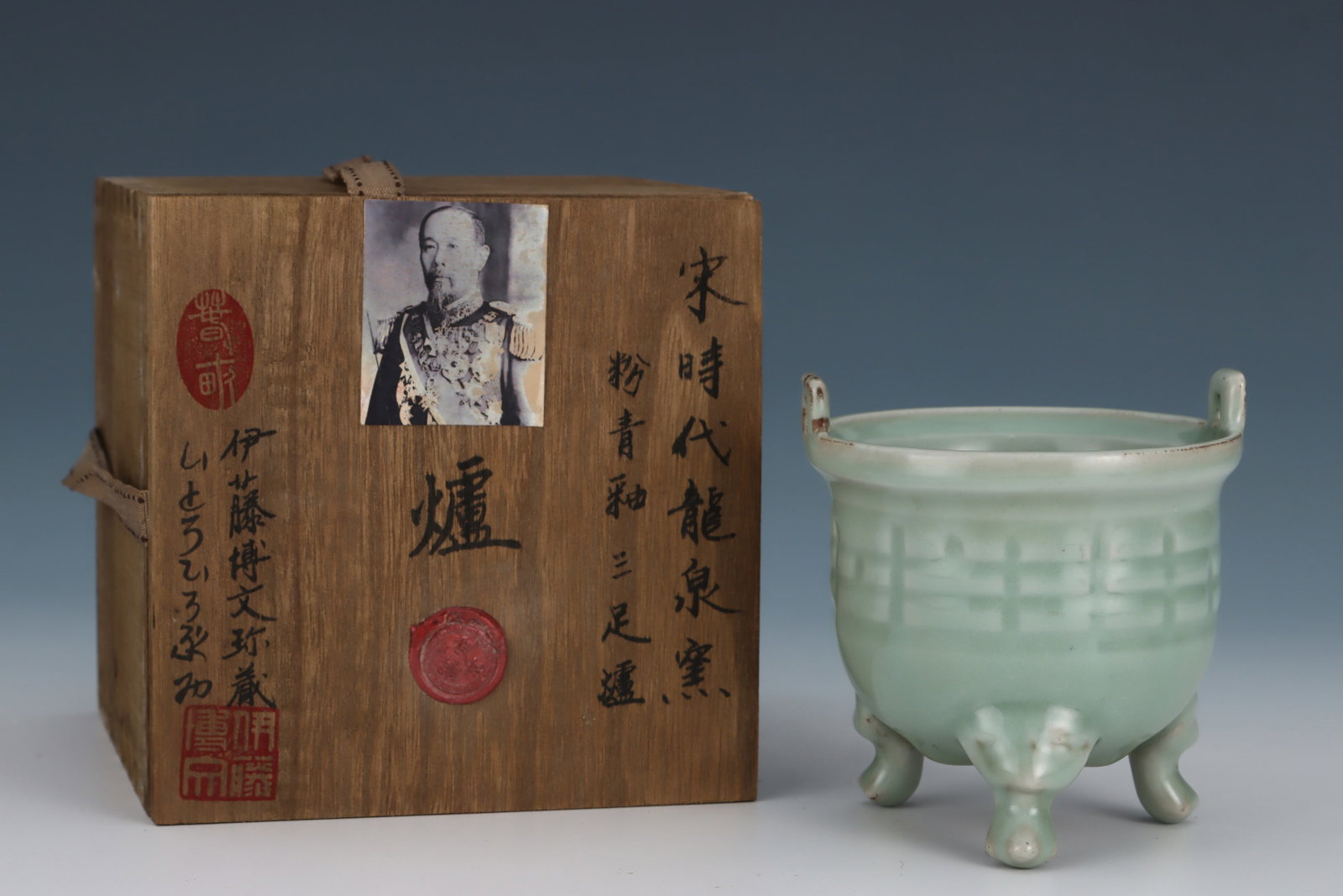 An Exquisite Longquan yao Celadon Glazed Double-Ears and Tripod Censer: An Exquisite Longquan yao Celadon Glazed Double-Ears and Tripod Censer,Song Dynasty,China,Size:4.6inx4.4in 龙泉窑粉青釉双耳三足香Ġ