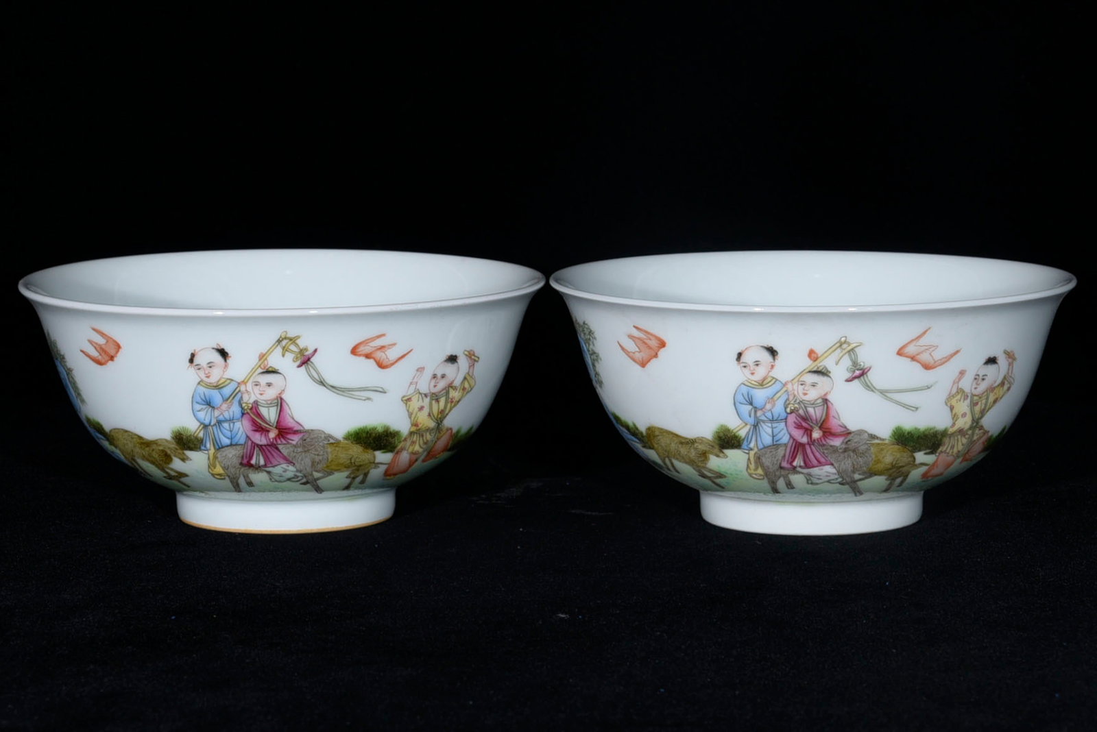 A Pair of Exquisite Famille-Rose Figure Pattern Bowls: A Pair of Exquisite Famille-Rose Figure Pattern Bowl,Qing Dynasty,China,Qianlong Four-character Mark,Size:2.8inx5.9ins 一对粉彩人物纹碗中国&