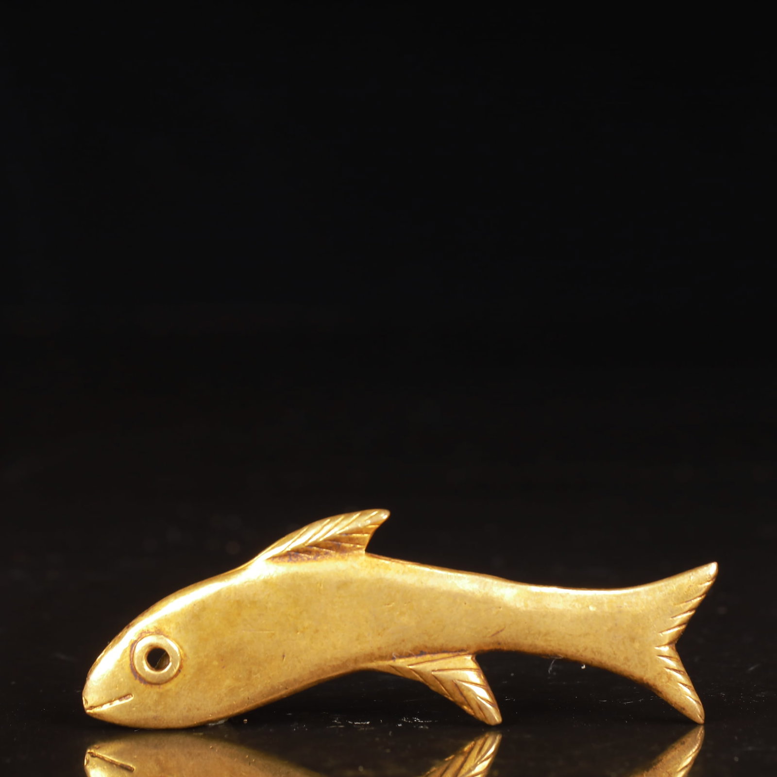 An Exquisite Gilt Bronze Fish Coin: An Exquisite Gilt Bronze Fish Coin,the Warring States Period in China,Size:31.9inx12.6inx1in,Weight:22g 铜鎏金鱼钱币,中国战国时期